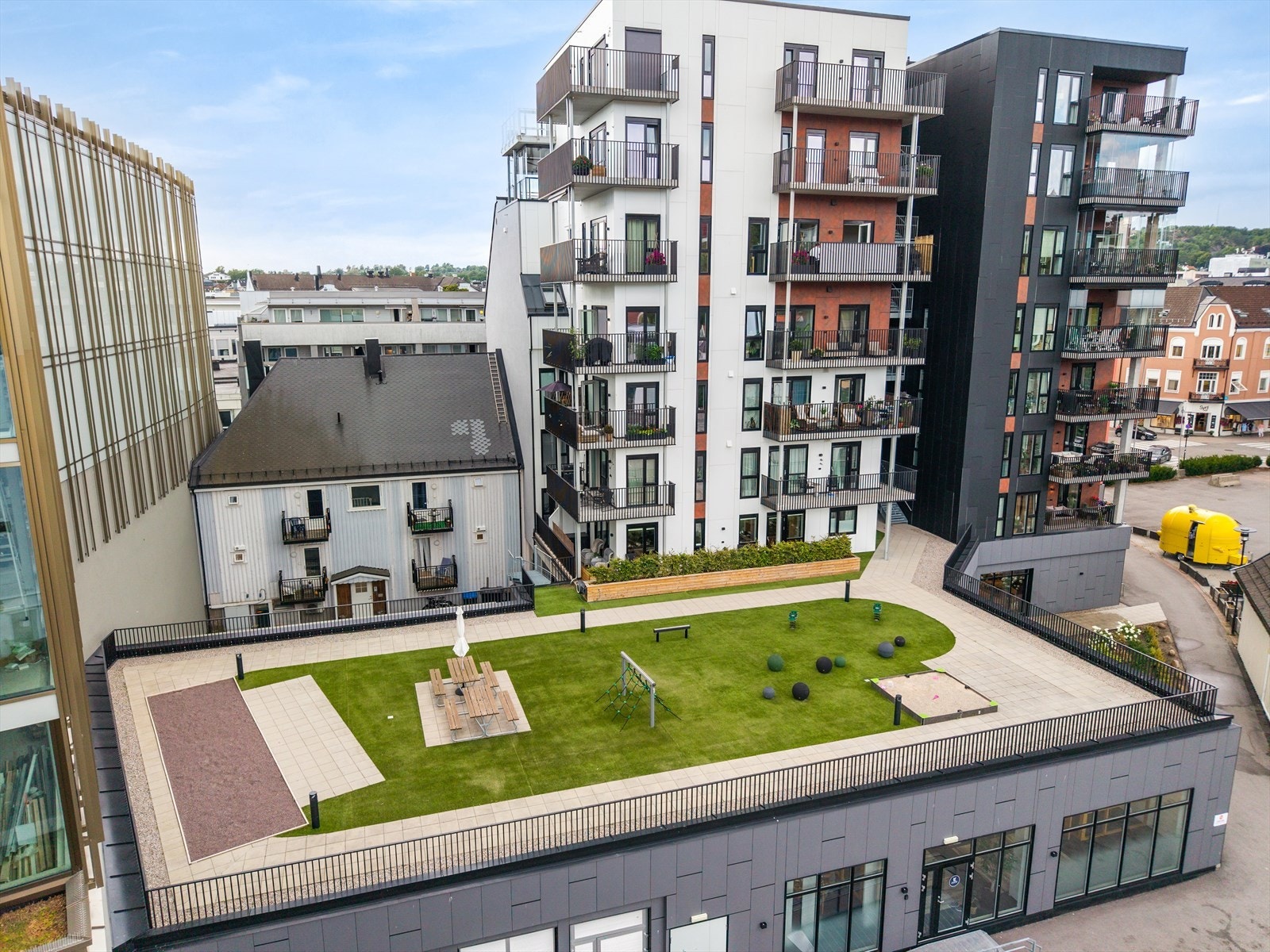 Uteområdet er et samlingspunkt og et sosialt hjerte i sameiet, og bidrar til å skape en følelse av fellesskap og tilhørighet. Dette er et sted hvor man kan trives - året rundt. Galleribilde