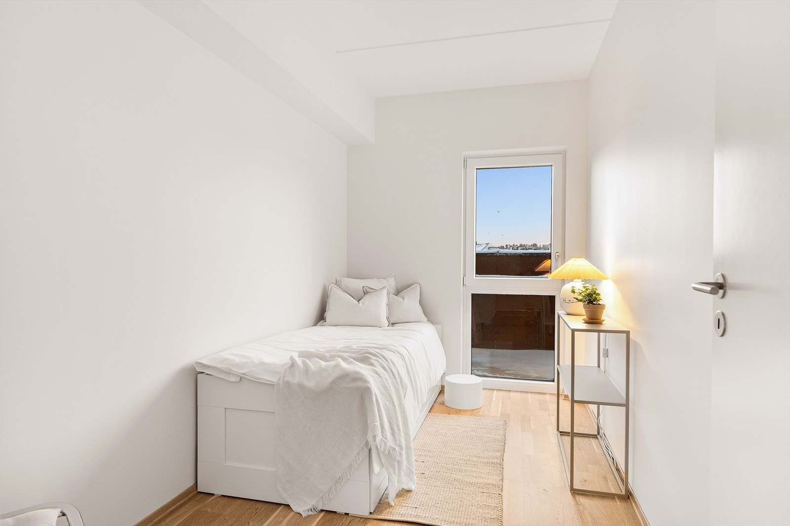 Lyst og pent gjeste/barnerom med god plass til seng, oppbevaring eller leke-/arbeidsområde. Galleribilde