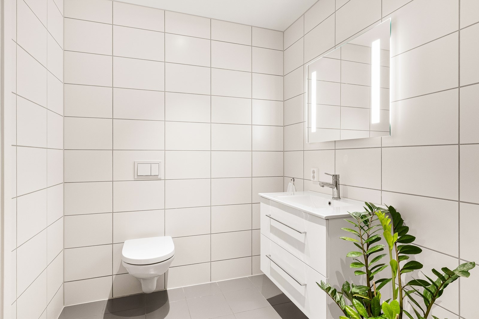 God planløsning gir både komfort og effektiv utnyttelse av rommet. Avtrekk skjer via balansert ventilasjonsanlegg, med tilluftsspalte under døren for optimal luftsirkulasjon. Galleribilde