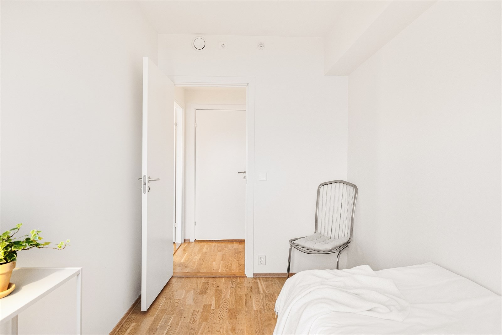 Rommet fungerer like godt som barnerom, gjesterom eller hjemmekontor, og gir fleksible muligheter etter behov. Galleribilde