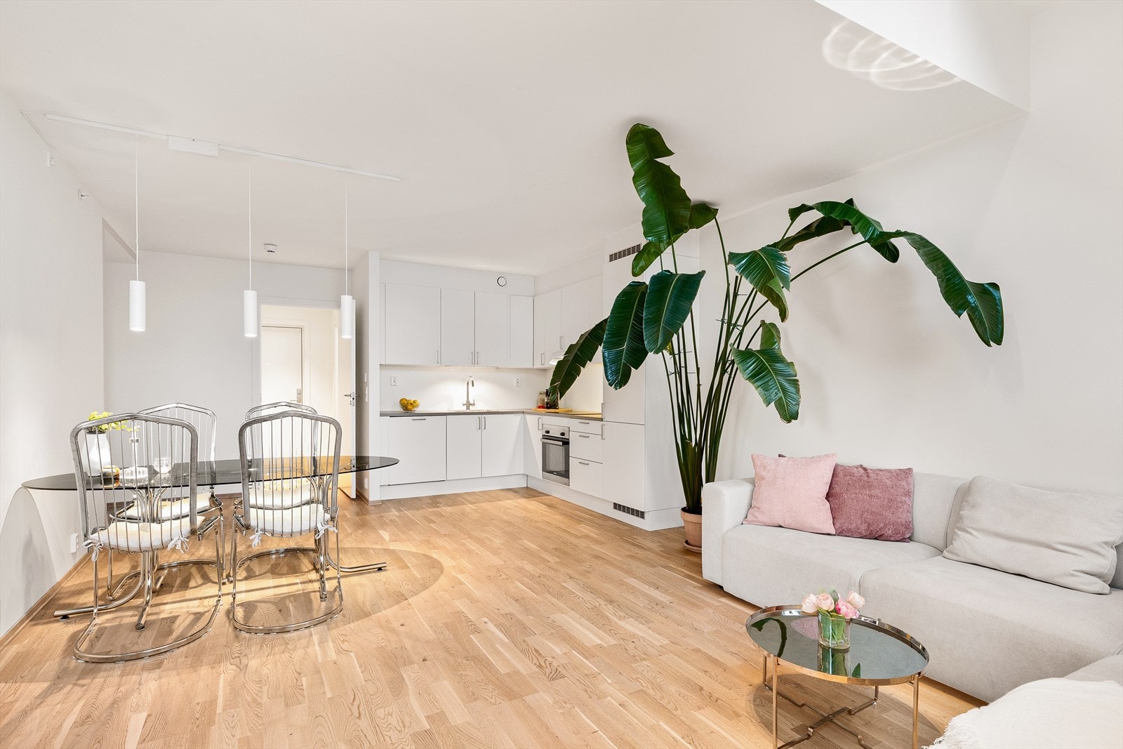 Stilren og moderne leilighet beliggende i byggets 2. etasje - et hjem som kombinerer funksjonelle løsninger med en lun og smakfull atmosfære. Galleribilde