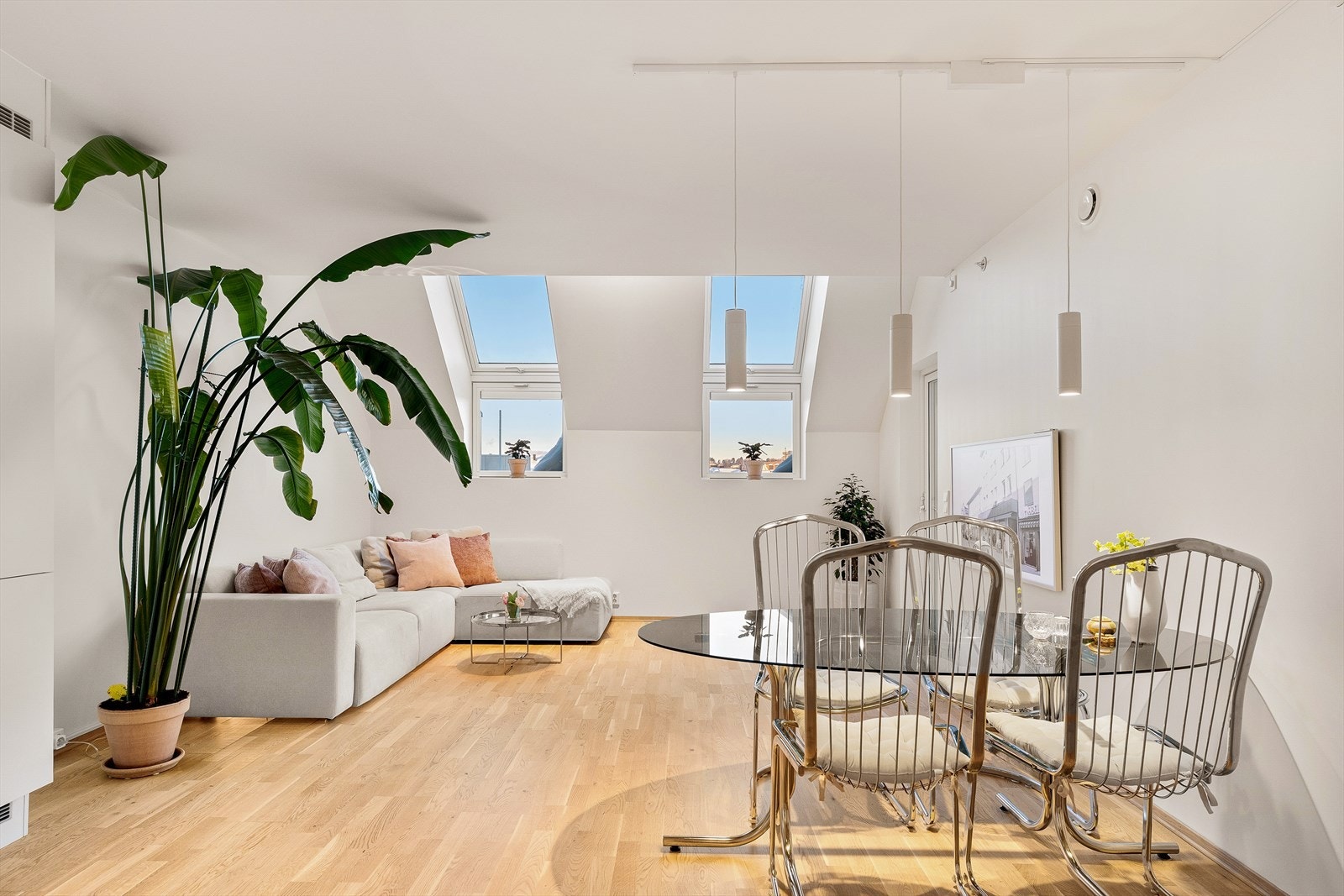 Spiseplassen gjør det enkelt å kombinere matlaging og samvær, og gir et naturlig sted for familie, venner eller ettermiddagskaffen. Den er både funksjonell og innbydende, og skaper en varm og hyggelig atmosfære i hjertet av leiligheten. Galleribilde