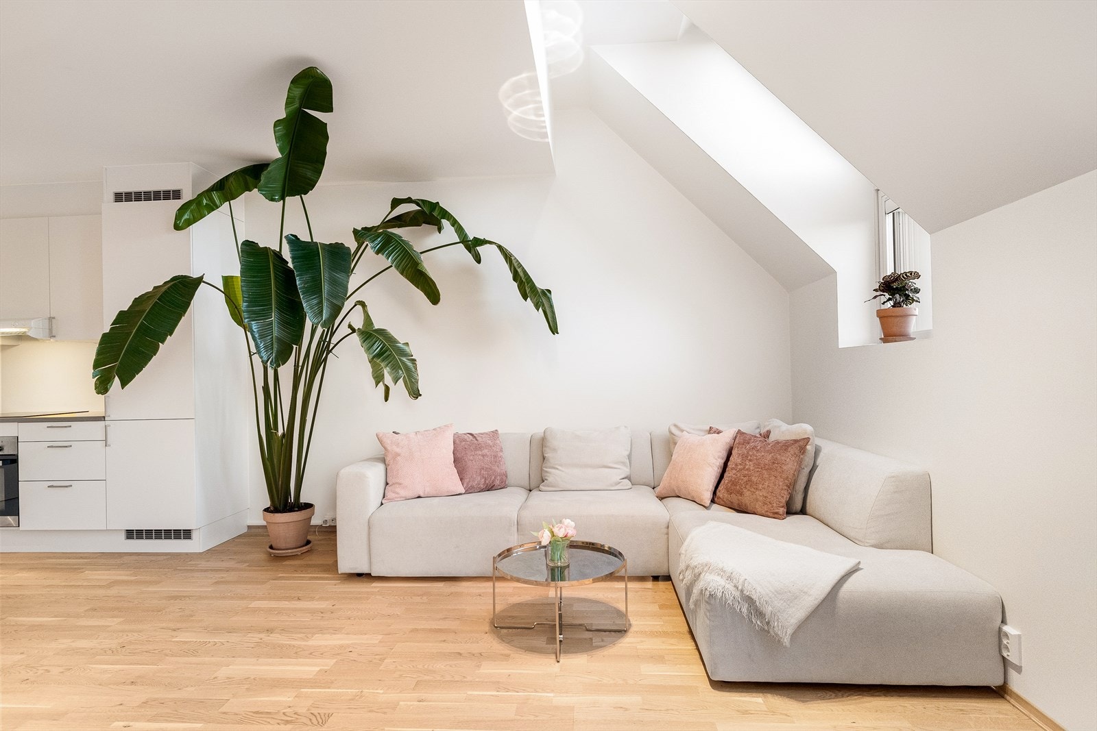 Sammen med den ekstra takhøyden forsterker dette opplevelsen av romslighet og gir leiligheten et moderne og eksklusivt preg. Galleribilde