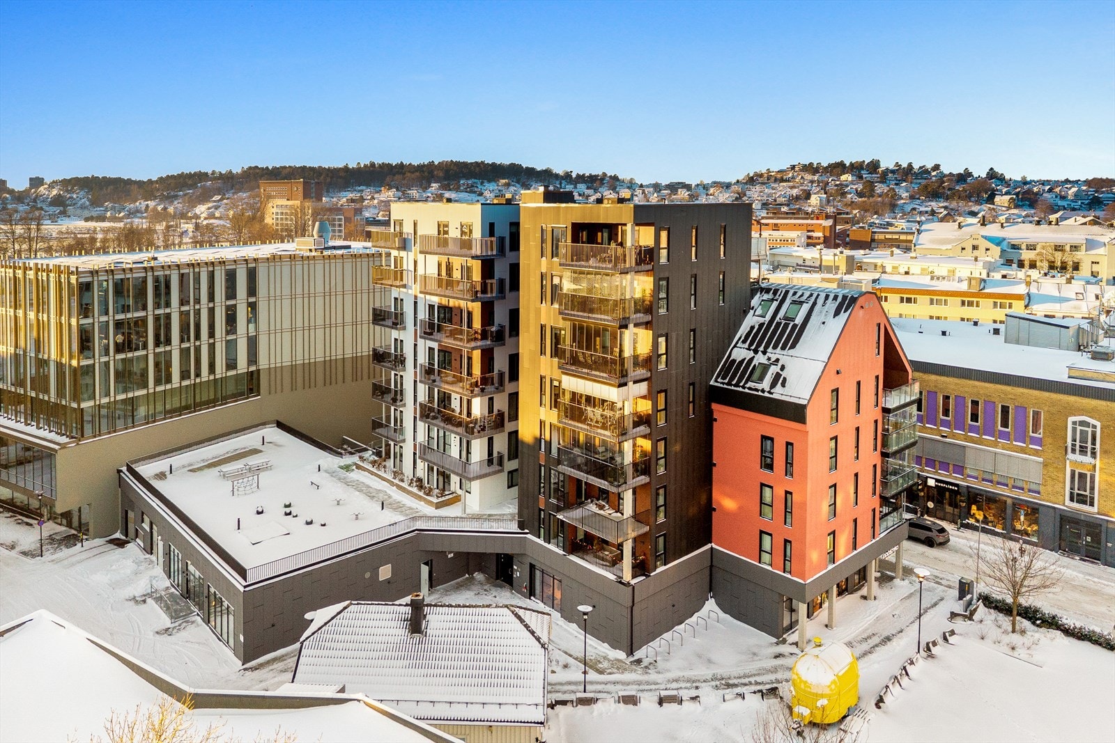 Bygget byr på god standard, moderne fasiliteter og smarte løsninger som gjør hverdagen enklere og mer bekymringsfri. Samtidig gir beliggenheten deg muligheten til å leve et urbant liv med alt det innebærer. Galleribilde