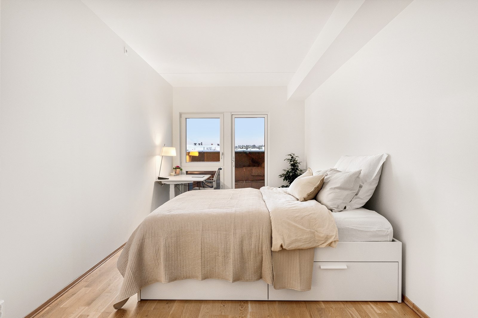 Soverommet har god plass til hjemmekontor, slik at du enkelt kan kombinere søvn og arbeidsdag i samme rom uten å gå på kompromiss med plass eller komfort. Dette gjør rommet både funksjonelt og fleksibelt. Galleribilde