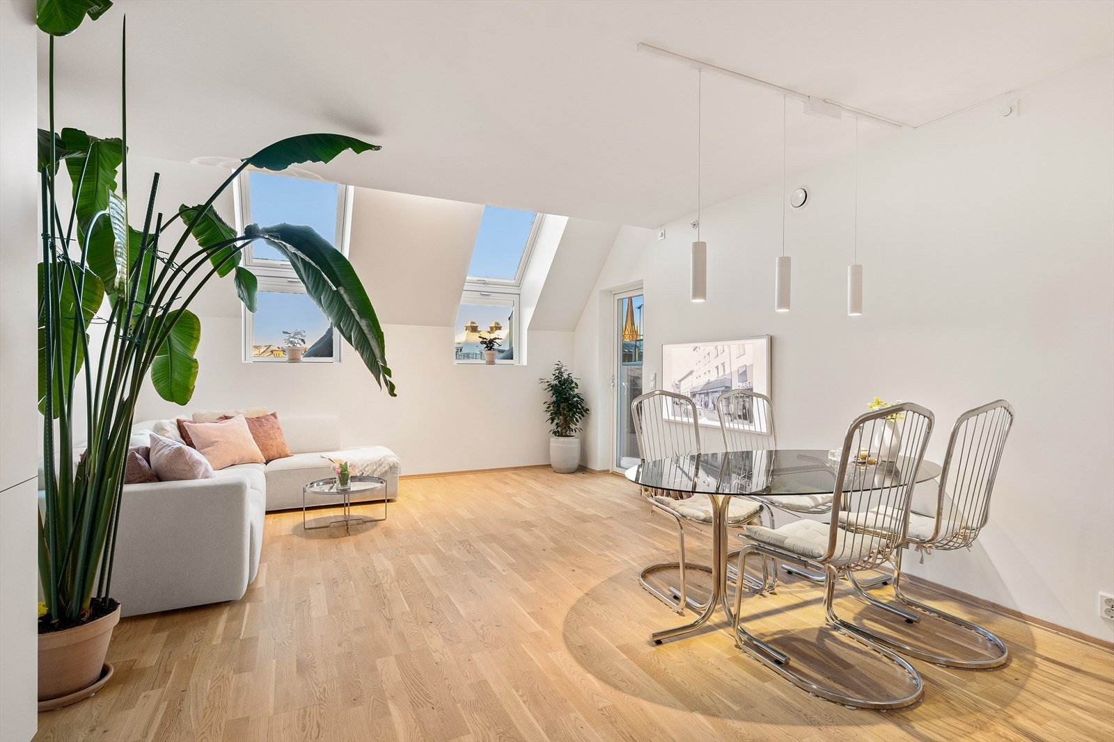 Flotte takvinduer slipper inn rikelig med naturlig lys og bidrar til en lys, luftig og svært behagelig romfølelse gjennom hele dagen. Galleribilde