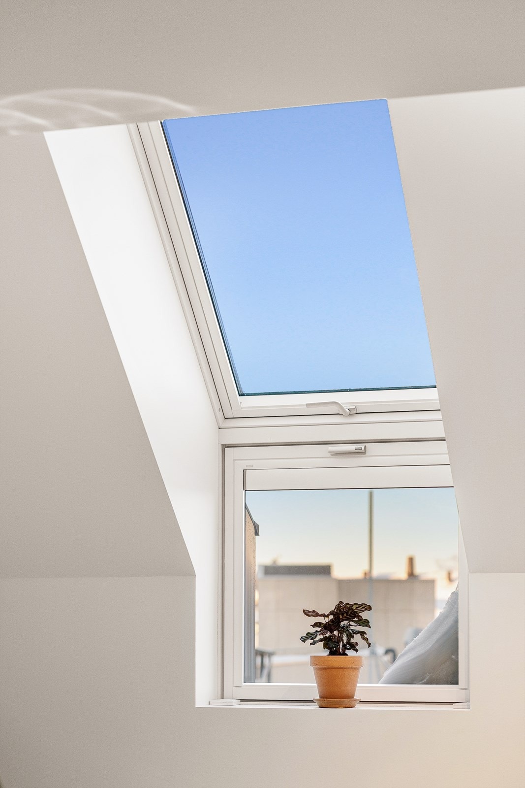 Lyset fra takvinduene skaper en innbydende atmosfære og gjør stue- og kjøkkenområdet til et naturlig samlingspunkt i boligen. Galleribilde