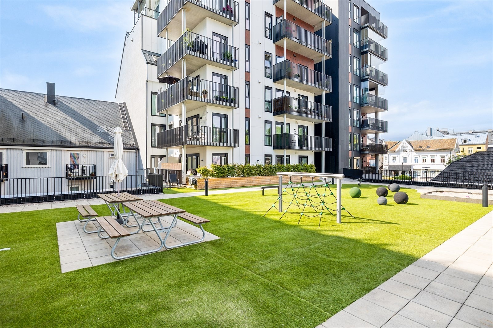 Sameiet kan skilte med et vakkert opparbeidet felles uteområde som virkelig løfter bomiljøet. Her er det lagt stor vekt på både trivsel og estetikk, og resultatet er et gjennomført og innbydende uterom som føles som en forlengelse av hjemmet. Galleribilde