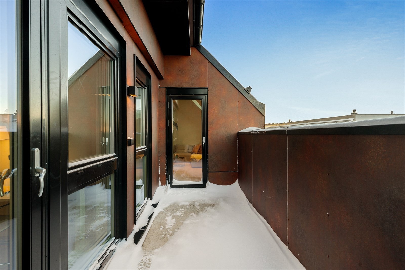 Fra både stuen og soverommet er det direkte utgang til en skjermet balkong, som gir en sømløs overgang mellom inne- og uterom og gode muligheter for å nyte rolige stunder ute i skjermede omgivelser. Galleribilde