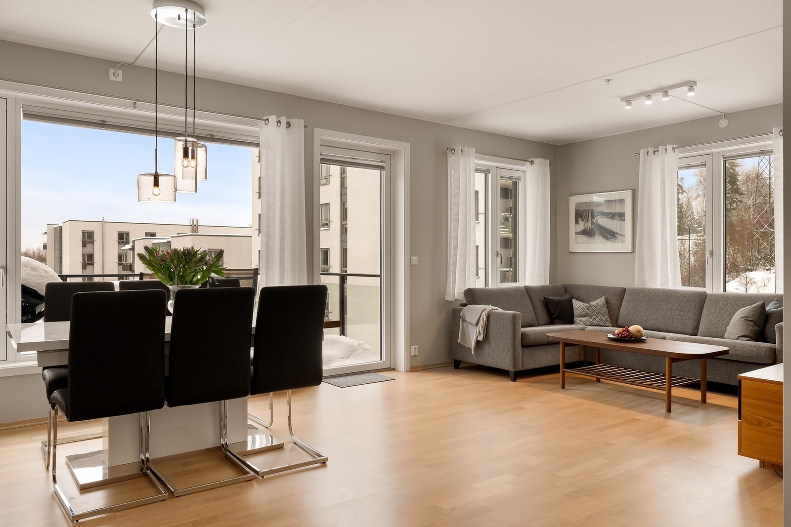 Utgang til sydvendt balkong fra stuen Galleribilde