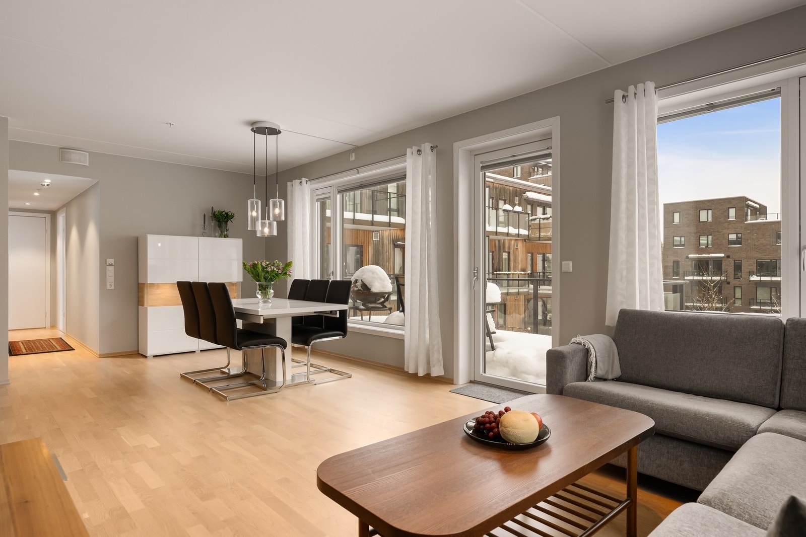 Store vindusflater gir god lysinngang Galleribilde