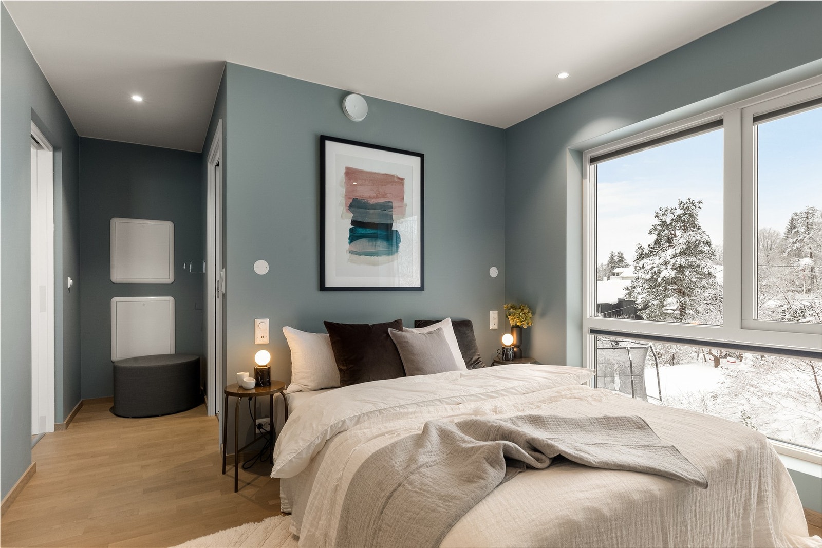 God plass til dobbeltseng, nattbord og annet møblement Galleribilde