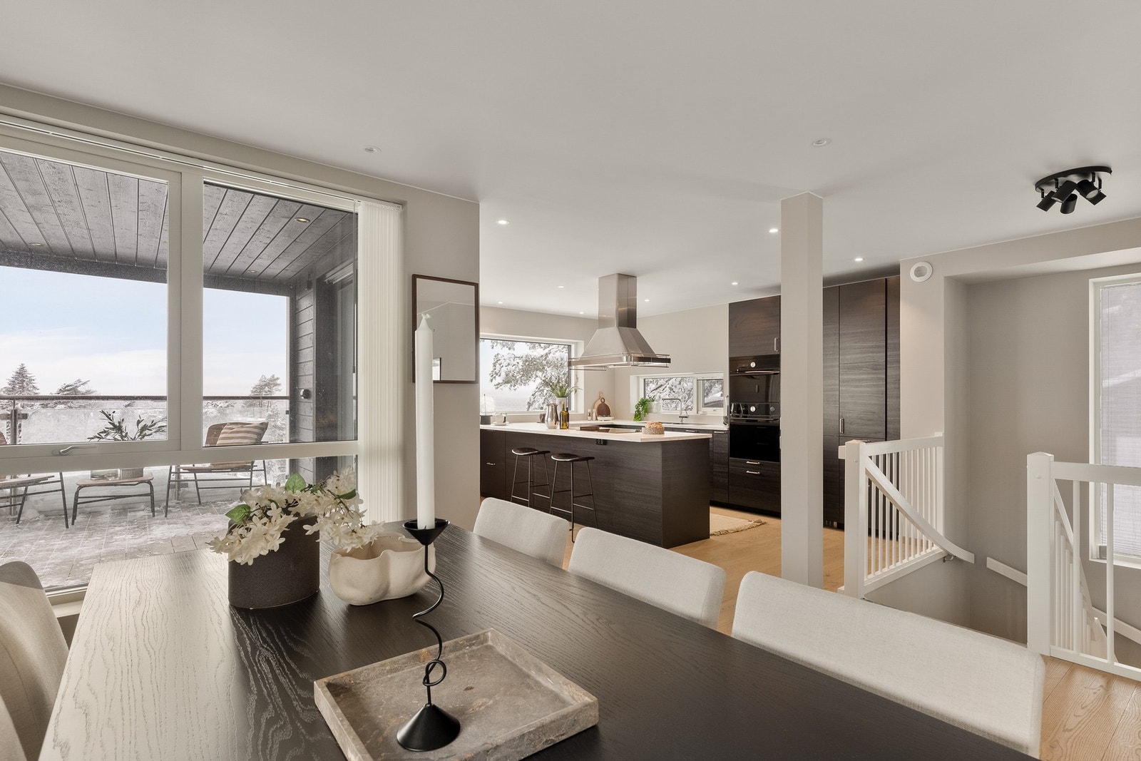 Boligen har en delvisåpen stue- og kjøkkenløsning Galleribilde