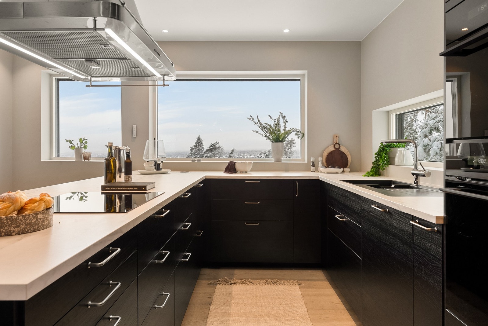 Helintegrerte hvitevarer som induksjonsplatetopp, stekeovn, kombinert stekeovn og mikrobølgeovn, oppvaskmaskin og kjøle-/fryseskap Galleribilde