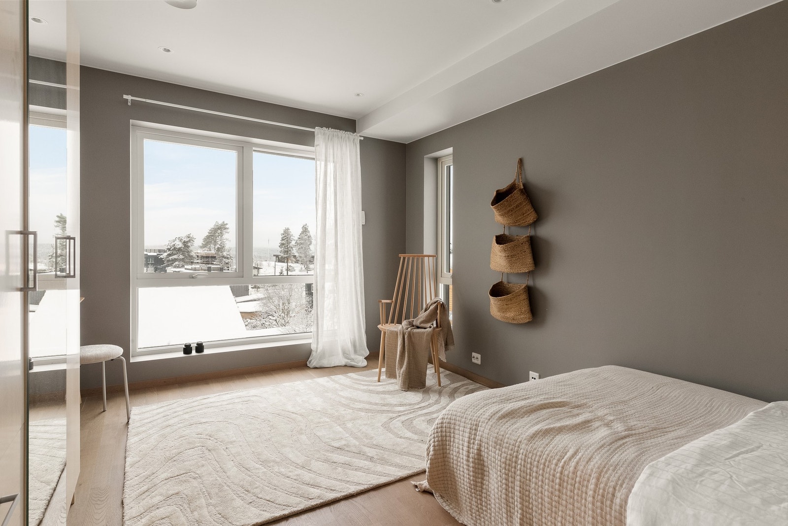 Soverom av god størrelse, rommet har garderobeskap med speilfronter Galleribilde