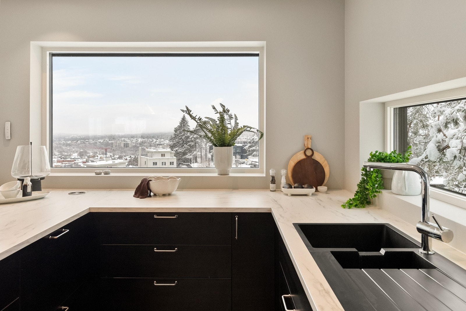 Fra kjøkkenet kan man nyte den nydelige utsikten Galleribilde