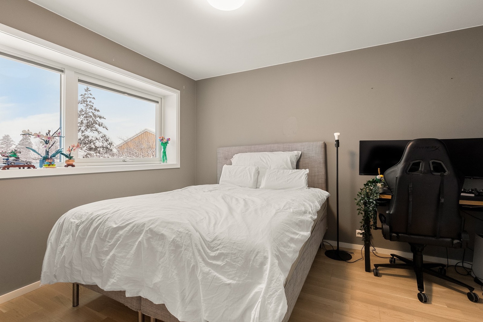 Soverom av god størrelse med garderobeskap med glatte skyvedører Galleribilde