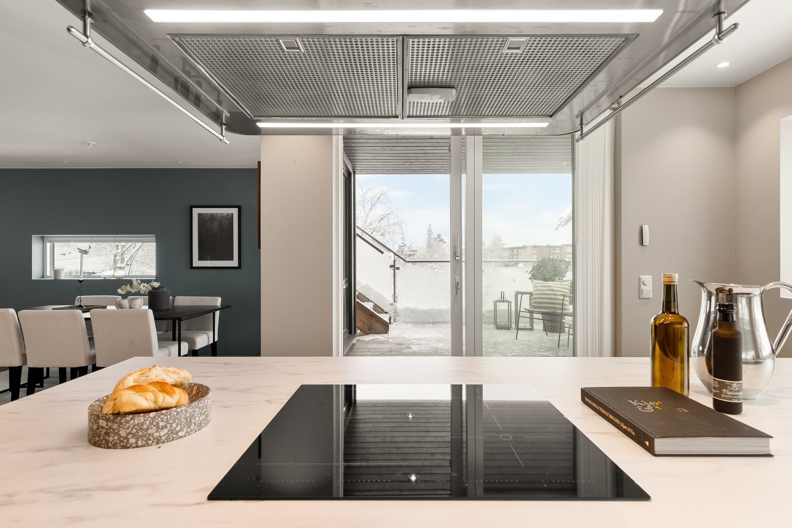 Fra kjøkkenet har man direkte tilgang til vestvendt terrasse Galleribilde