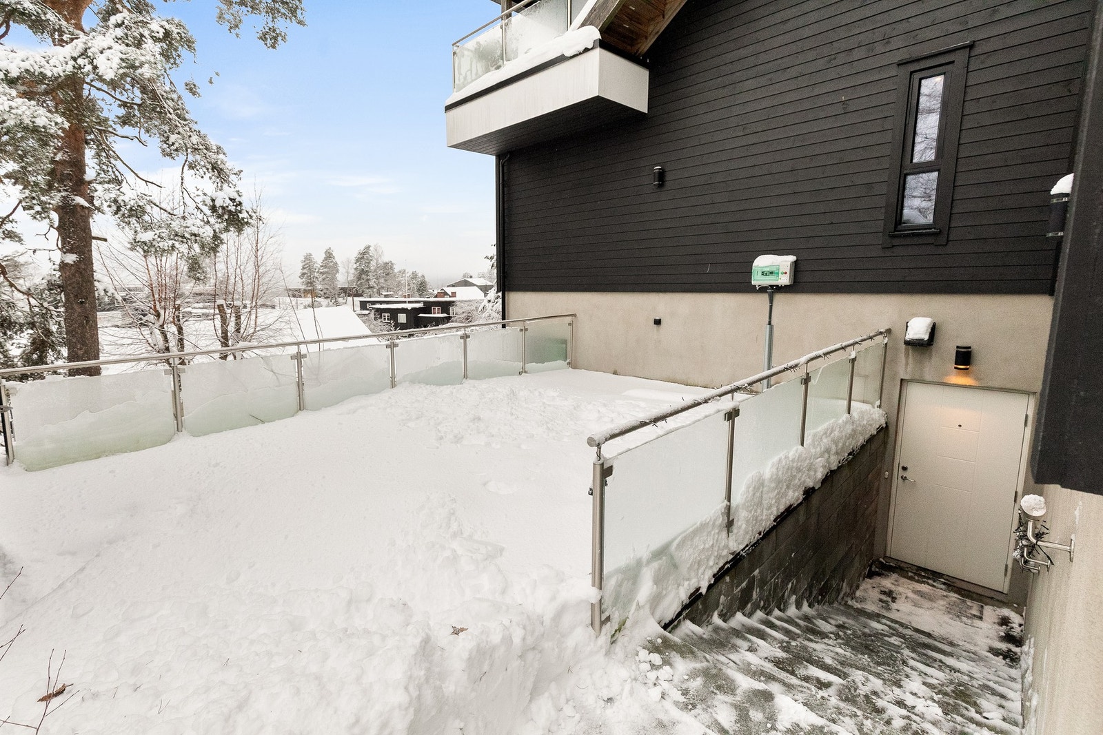 Terrasse på 29 m² ved egen nedgang til hybeldel Galleribilde