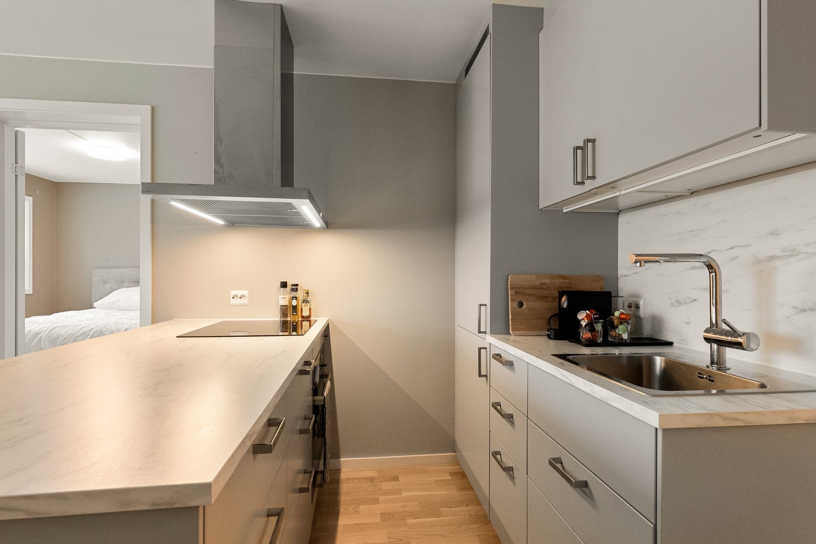 Kjøkkeninnredningen har helintegrert platetopp, stekeovn og kjøle-/fryseskap Galleribilde