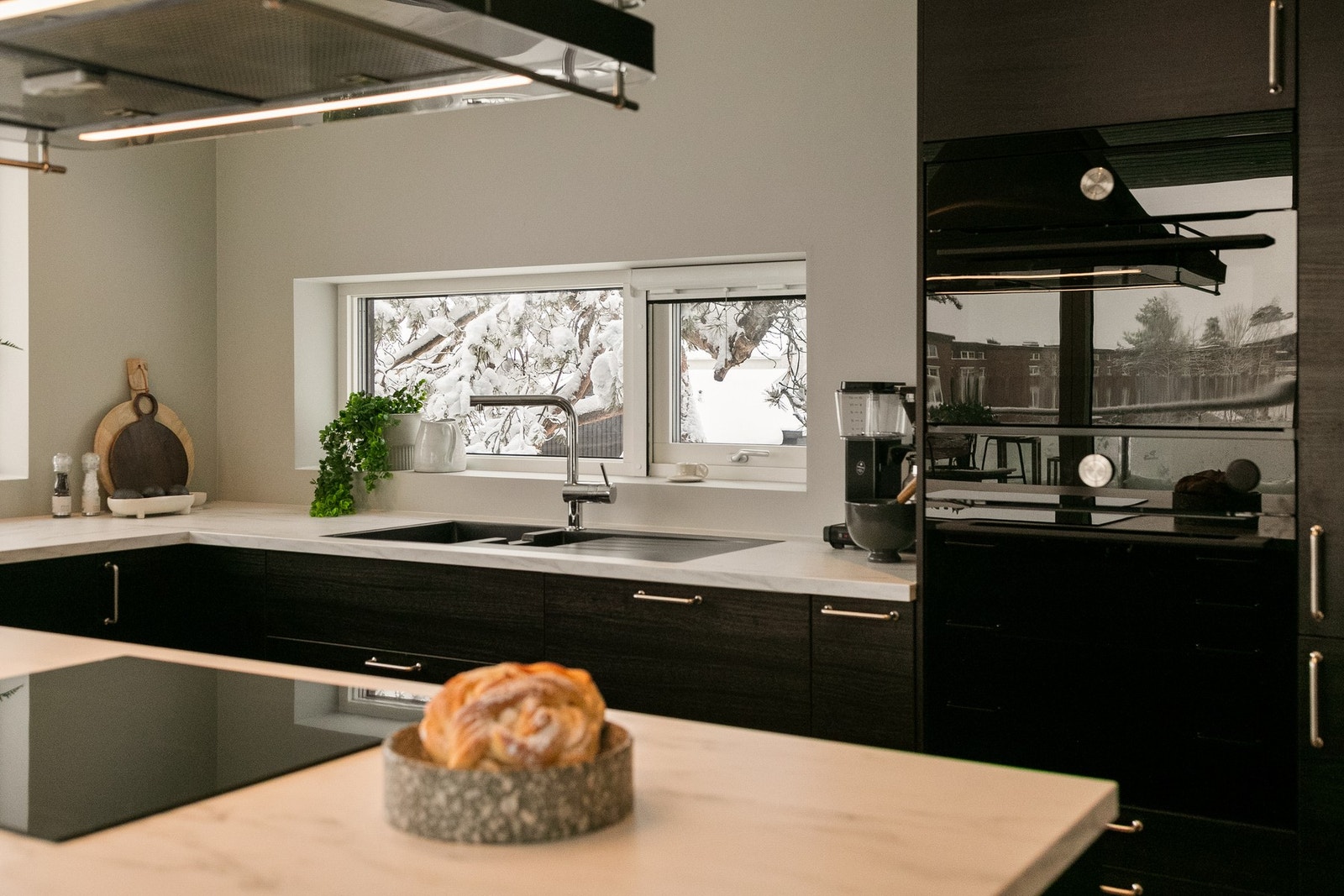 Det er montert fritthengende ventilatorhette i stål, over stekesone, med tilknytning til det balanserte ventilasjonsanlegget Galleribilde