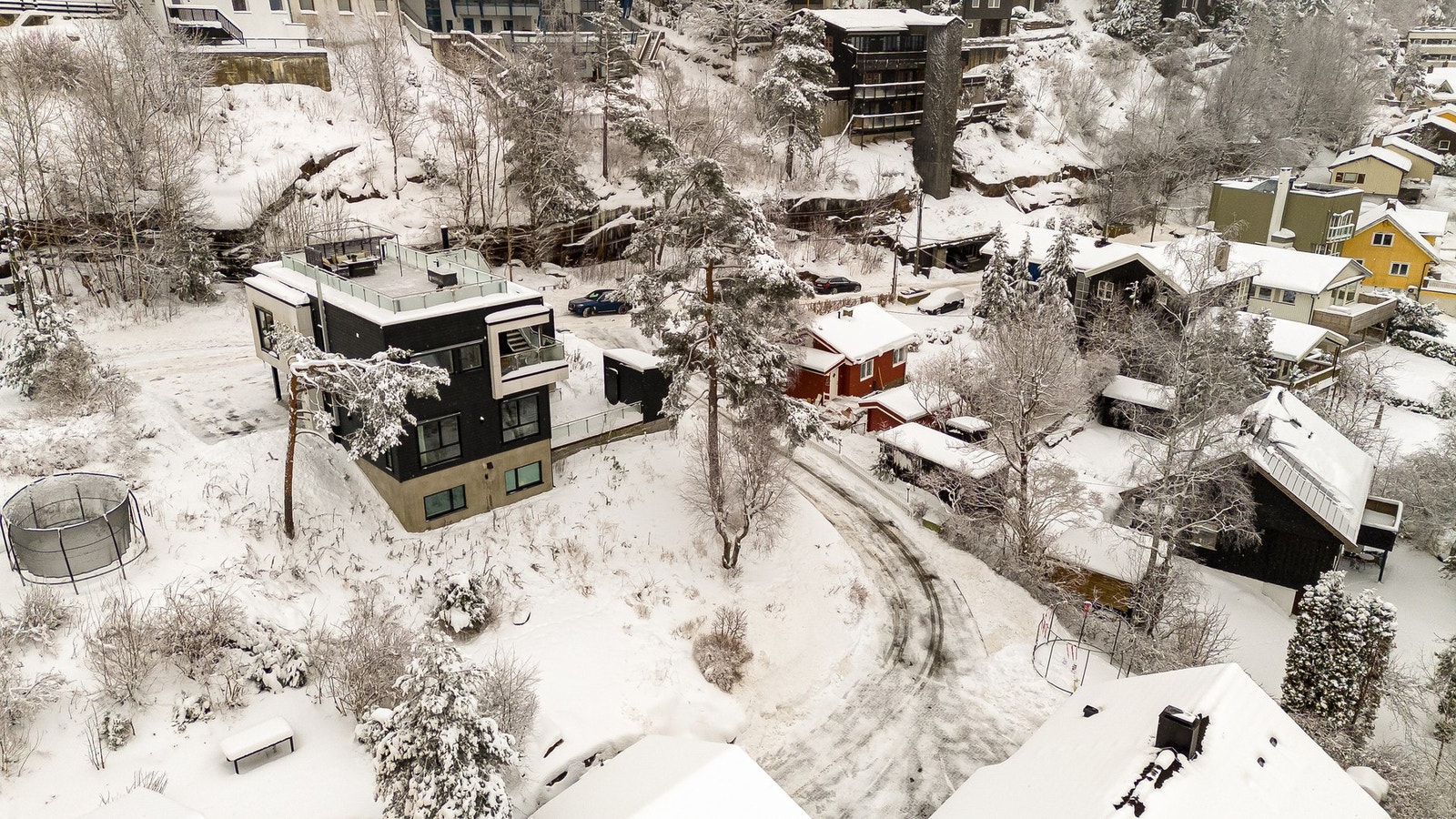Tomten følger veien ned til nabo Galleribilde
