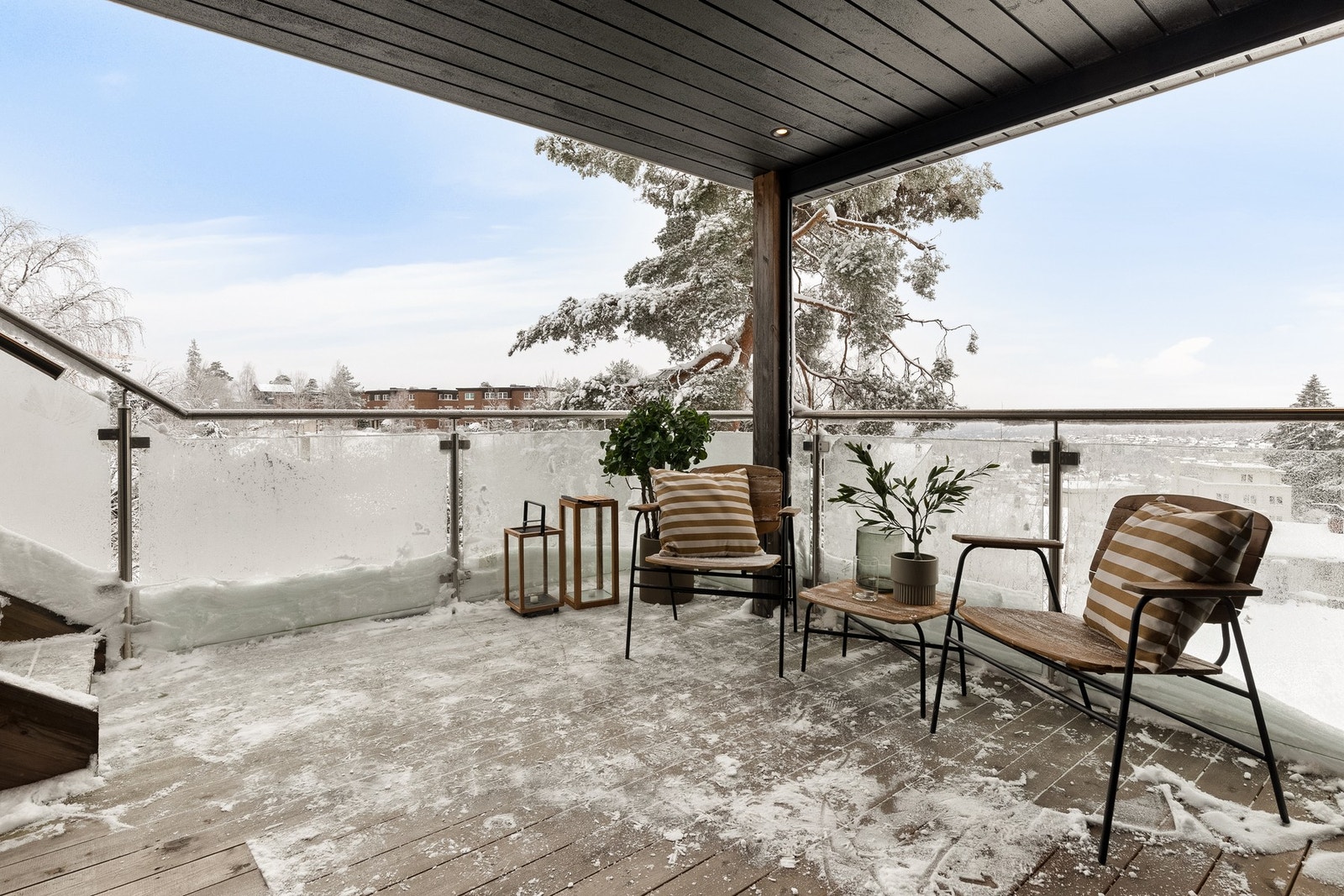 Montert downlights (LED) i tak og dobbel stikkontakt på vegg Galleribilde