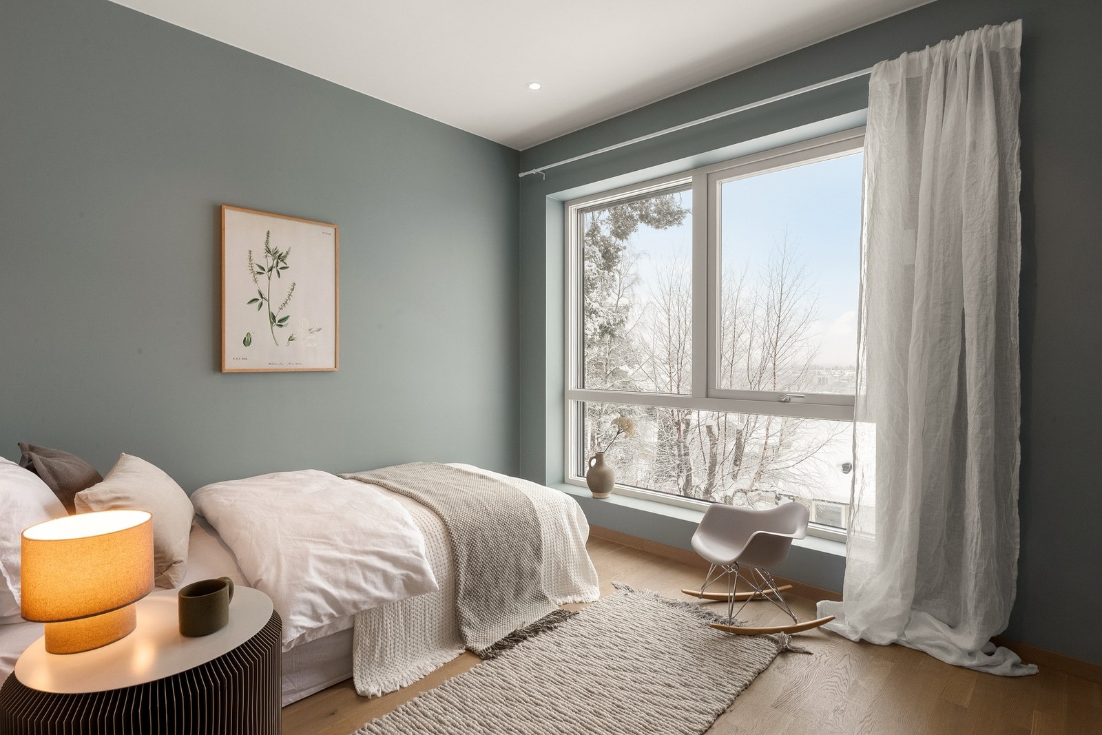 Praktisk soverom av god størrelse med plass til dobbeltseng, nattbord og garderobeskap Galleribilde