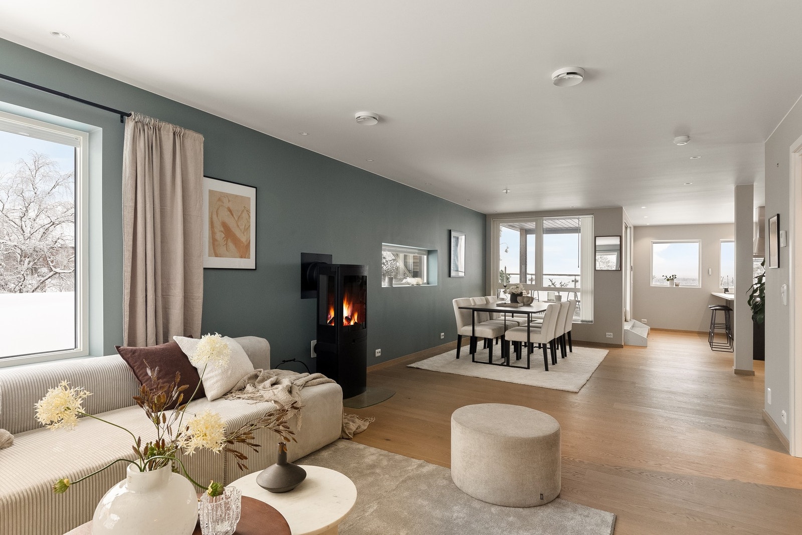 Etasjen har plass til egen kjøkkensone, samt en stue, spisestue, sofagruppe/TV-sone og annet ønskelig møblement Galleribilde