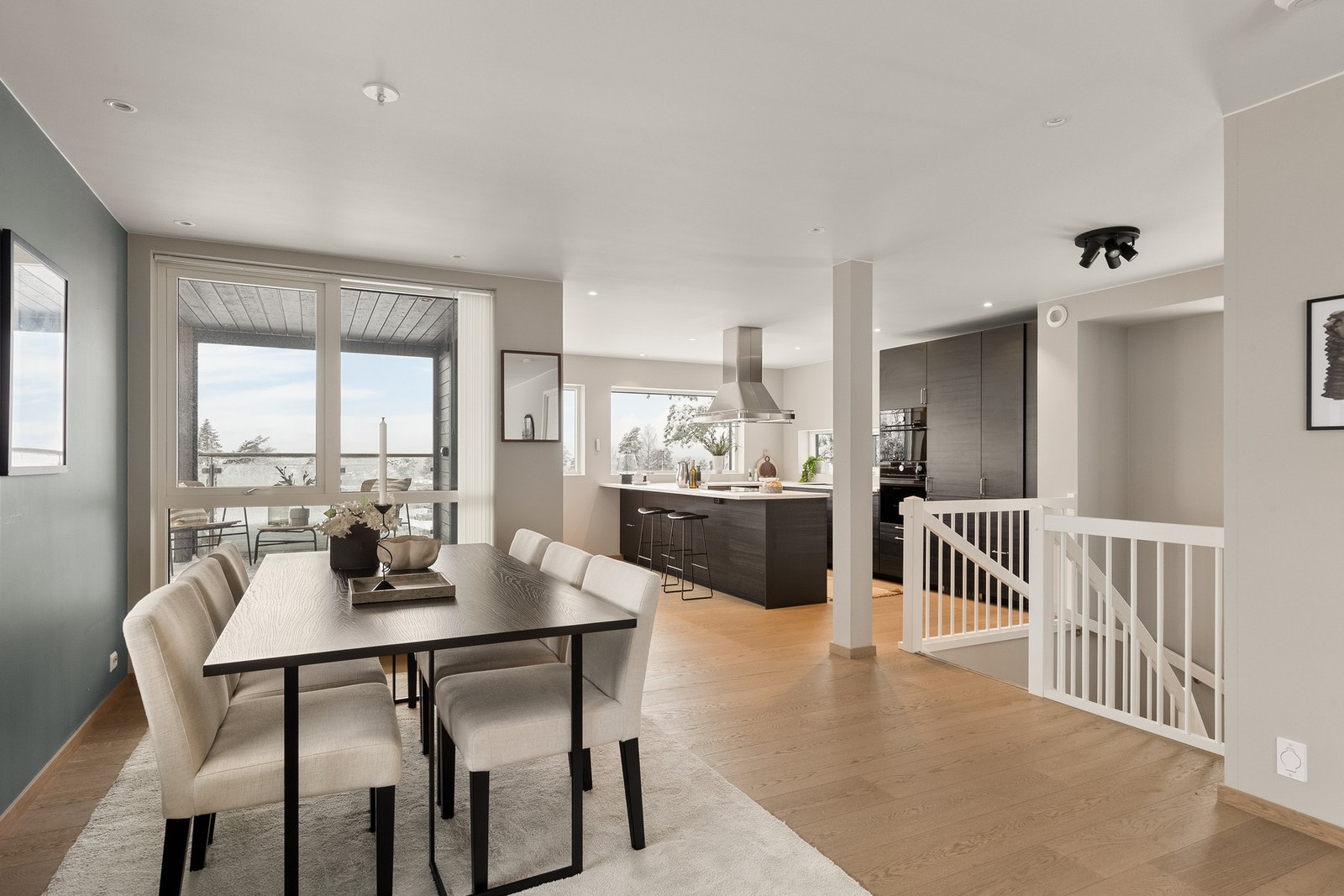 Praktisk planløsning over flere etasjer med separat og godkjent hybeldel med egen inngang og parkeringsplass Galleribilde