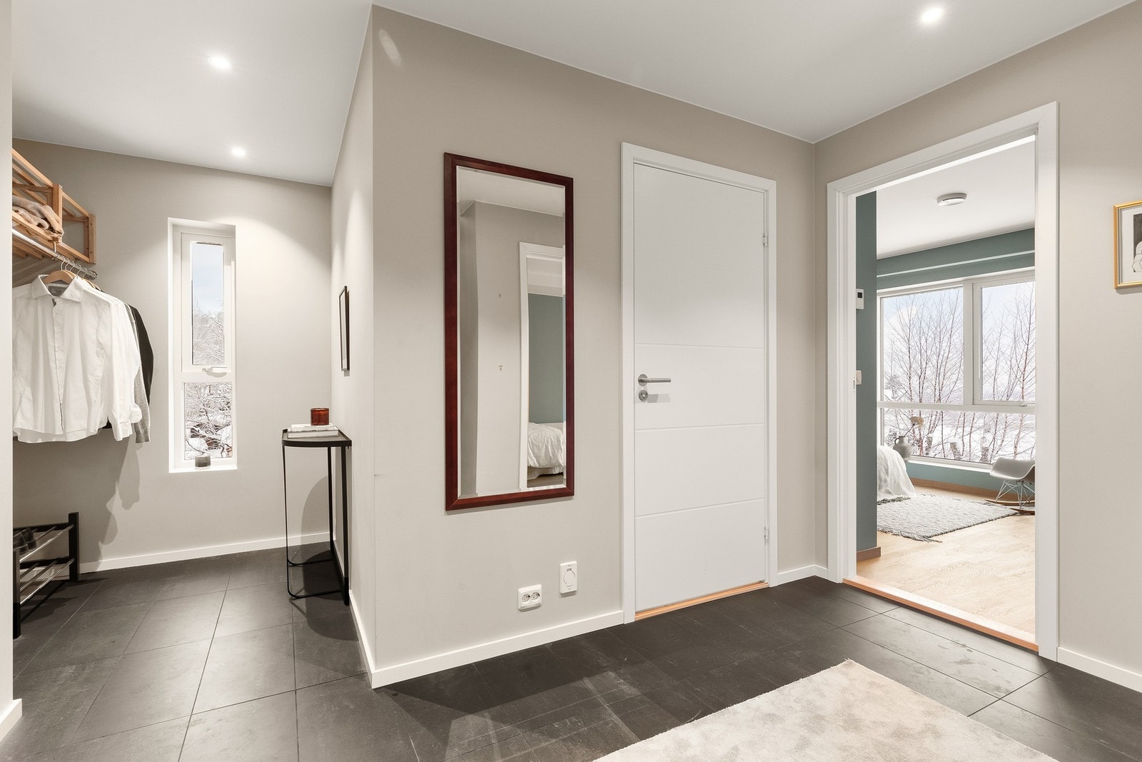 Romslig entré/gang med god plass til oppbevaring av yttertøy og sko Galleribilde