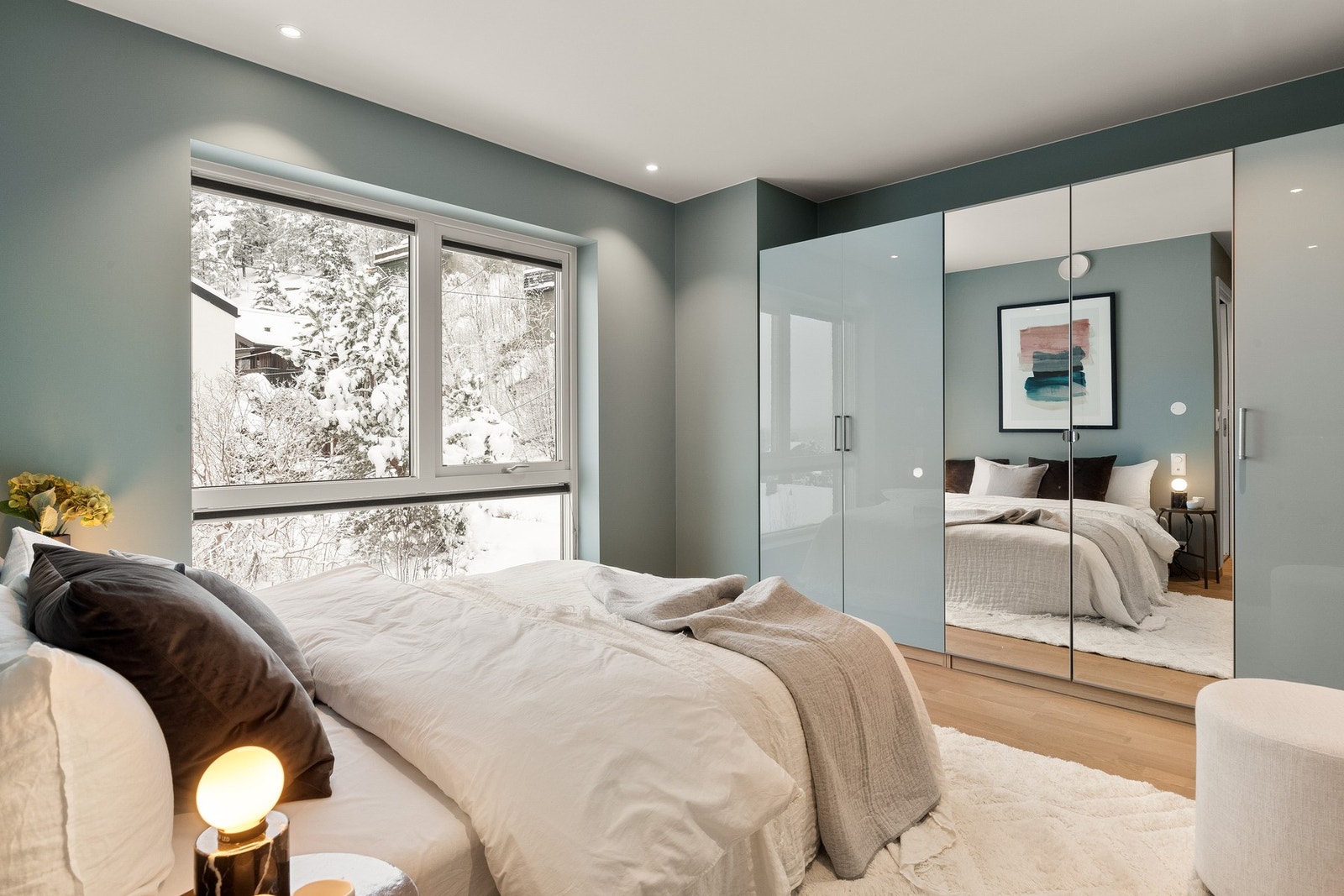 Stort hovedsoverom utstyrt med skyvedørsgarderobe med speil- og høyglans fronter i fargen til veggene Galleribilde