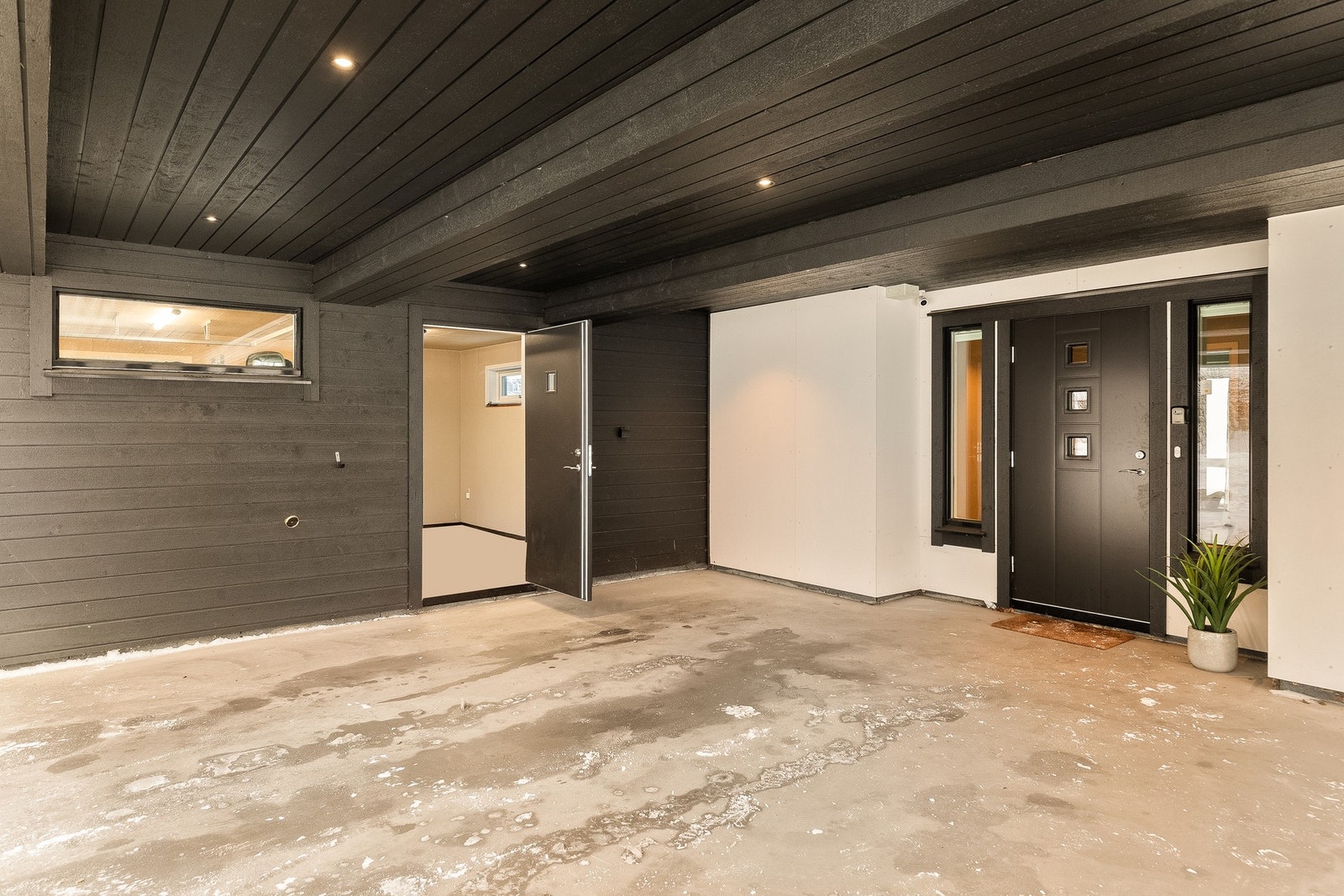 Boligen har fantastiske parkeringsmuligheter med stor garasje, to biloppstillingsplasser i overbygd carport og flere utendørs biloppstillingsplasser Galleribilde