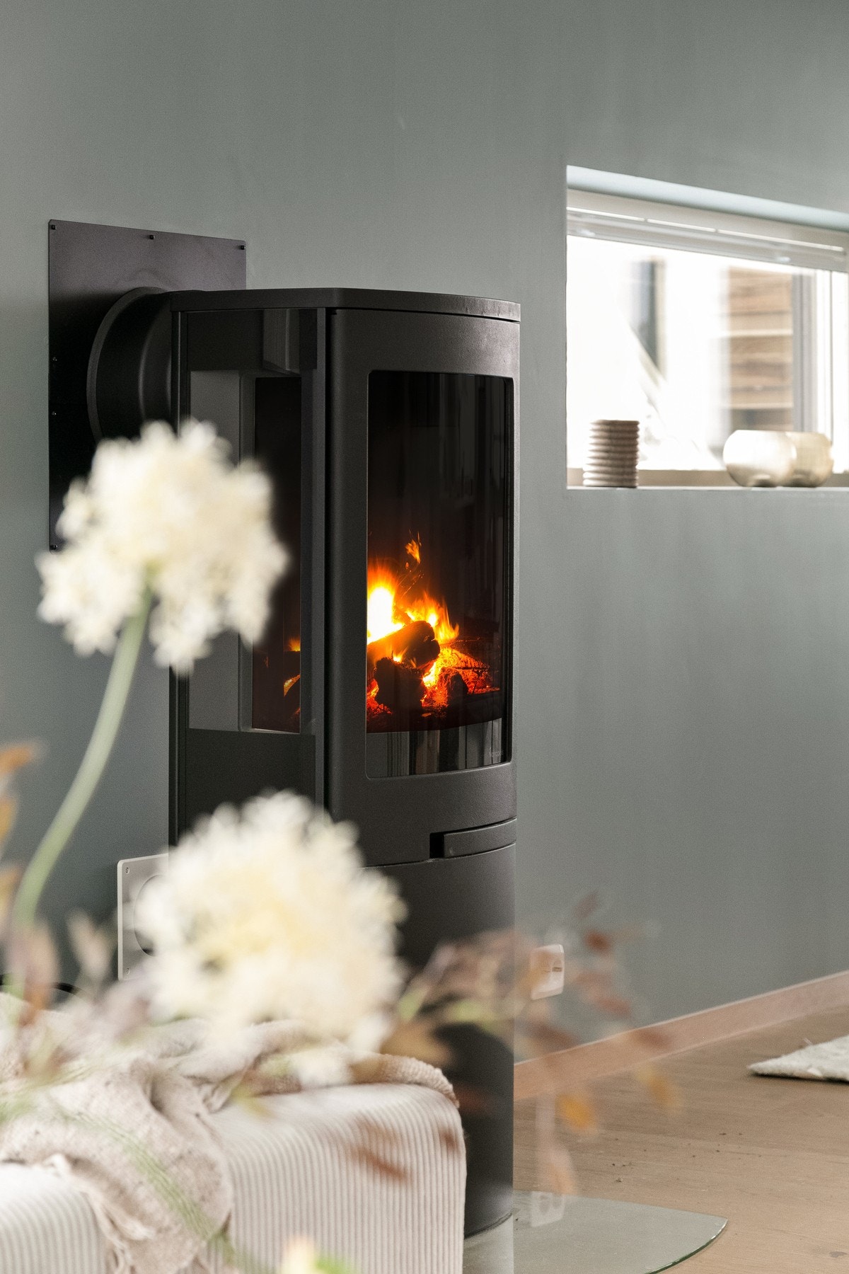 Stuen har en peisovn for vedfyring på kalde høst- og vinterdager Galleribilde