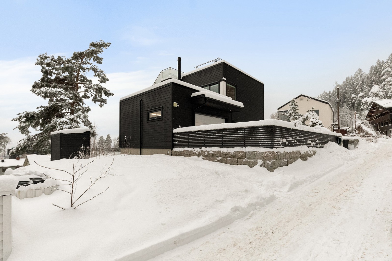 Hybeldelen har egen biloppstillingsplass (Ikke måkt på bildet) Galleribilde