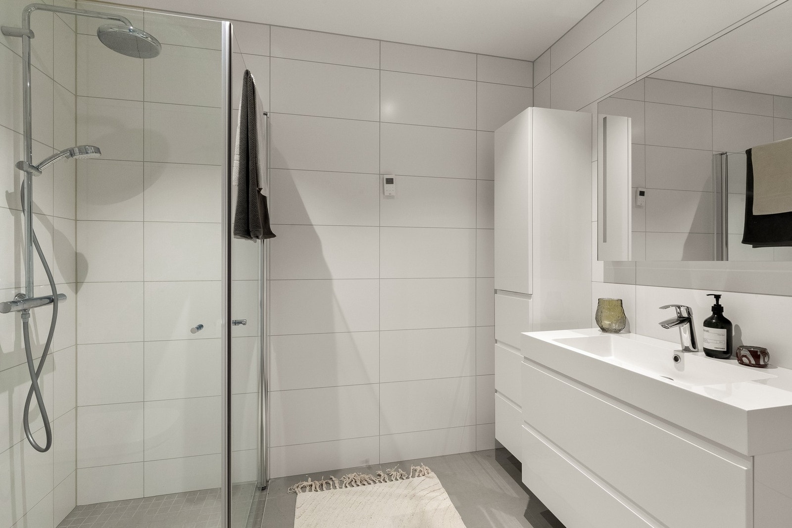 Praktisk flislagt baderom av god størrelse, med termostatstyrt varme i gulv og downlights (LED) i himling Galleribilde