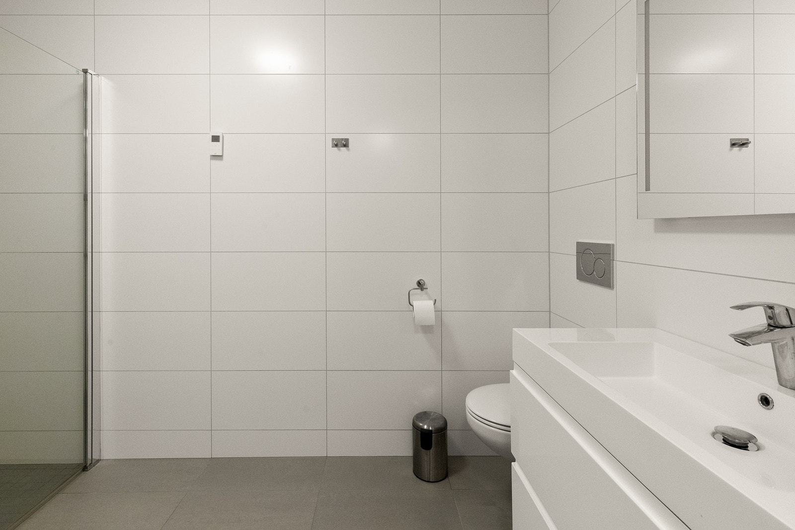 Praktisk flislagt baderom av god størrelse. Rommet har termostatstyrt varme i gulv og downlights (LED) i himling Galleribilde