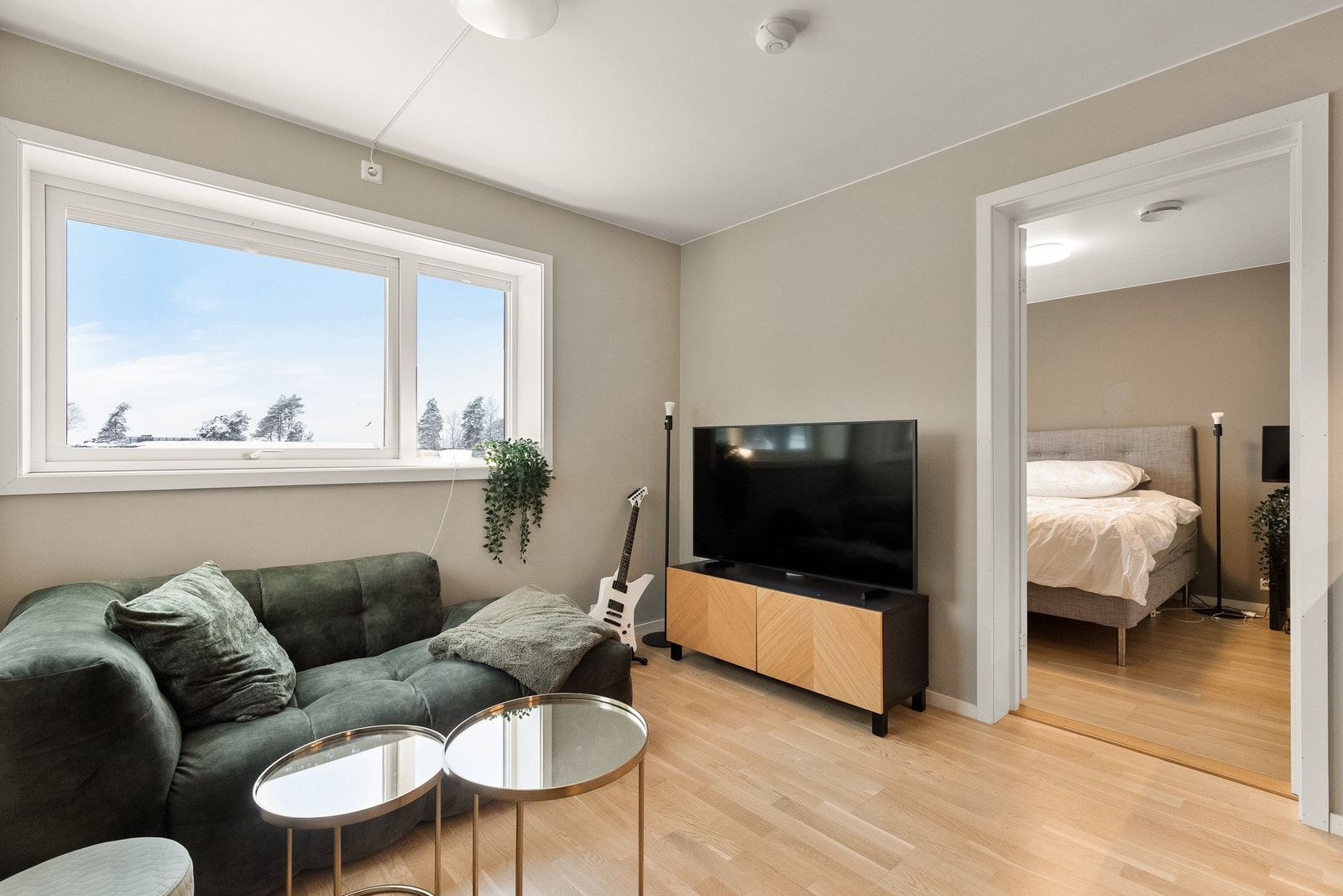 Stuen gir plass til mediemøblement og sofa Galleribilde