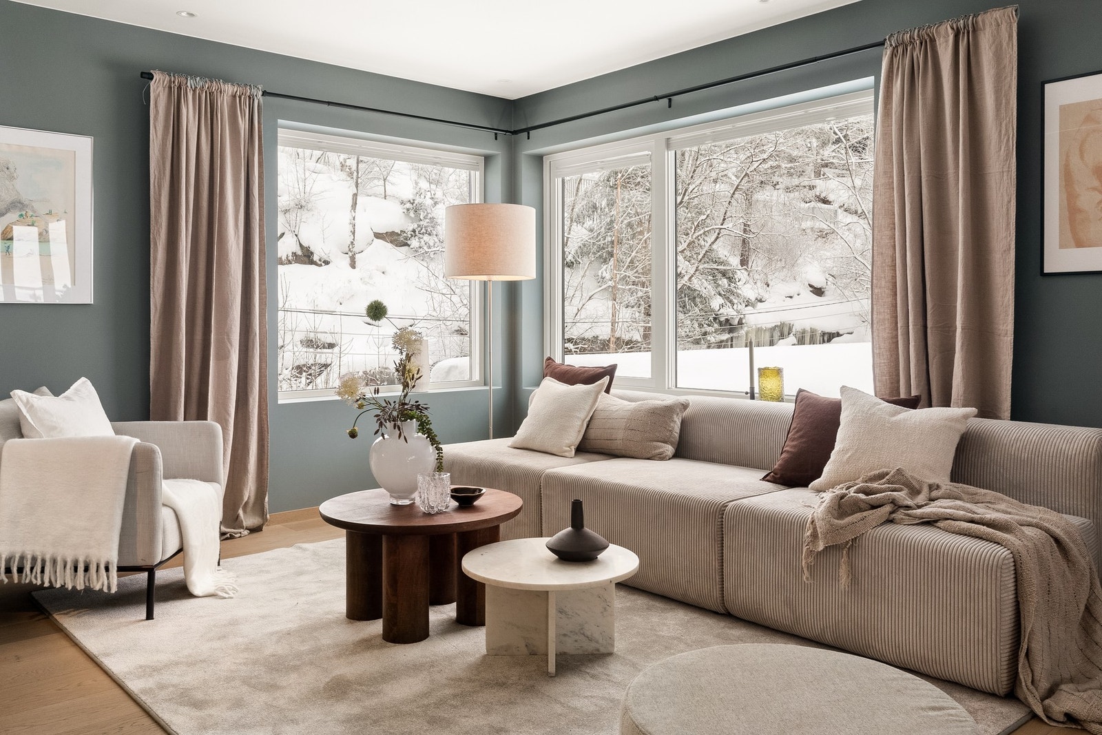 Rommet har flere naturlige møbleringssoner Galleribilde