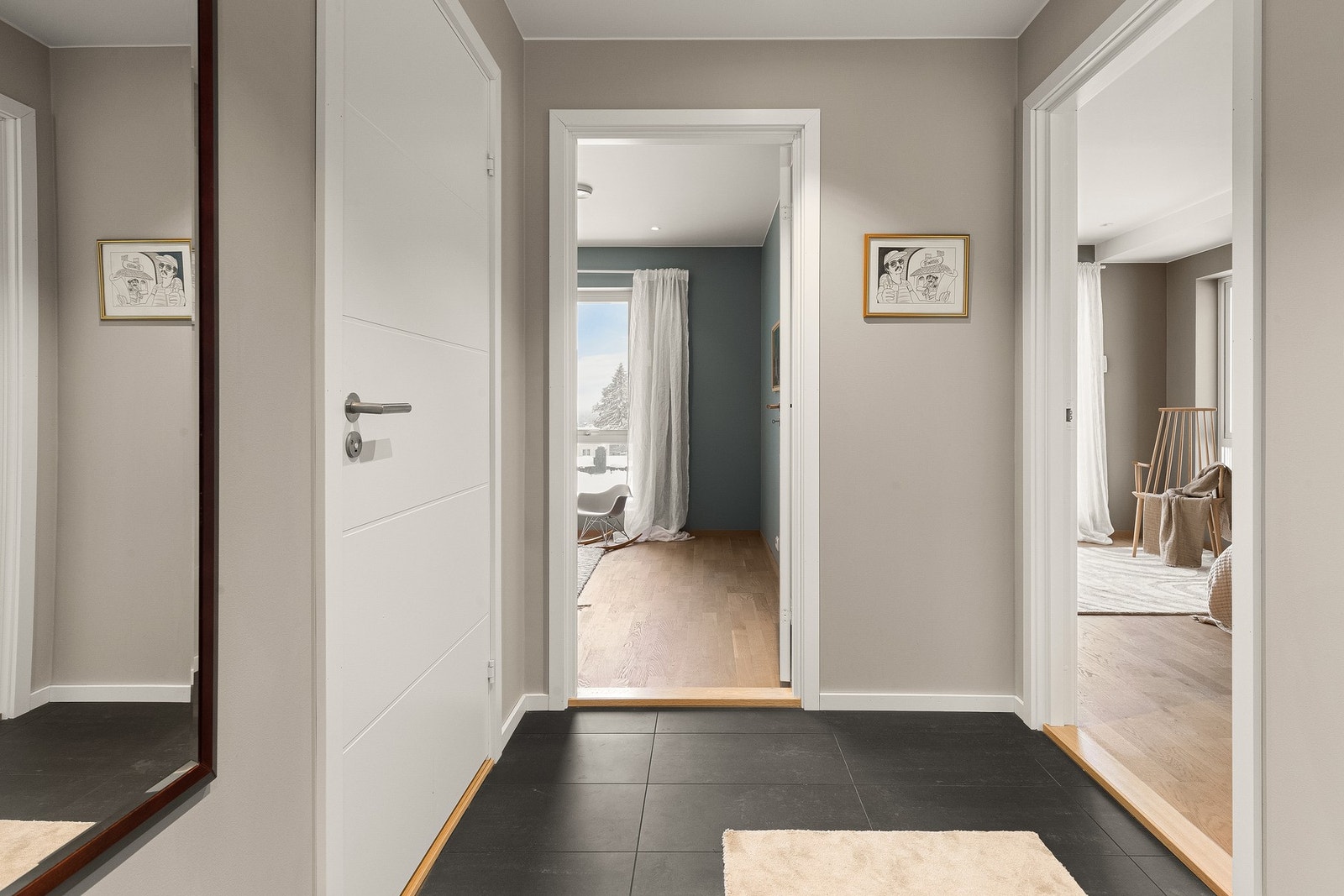 Entréen fungerer som et godt bindeledd mellom rommene i etasjen Galleribilde