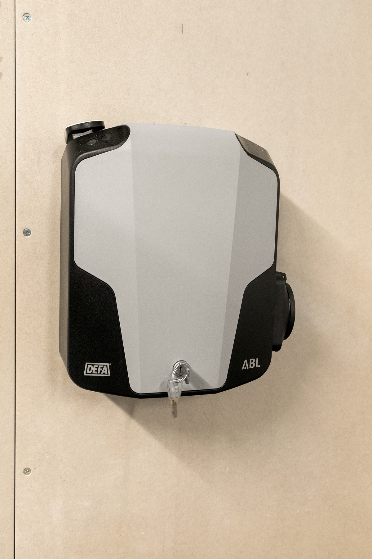 Det er montert el-billader i garasje Galleribilde