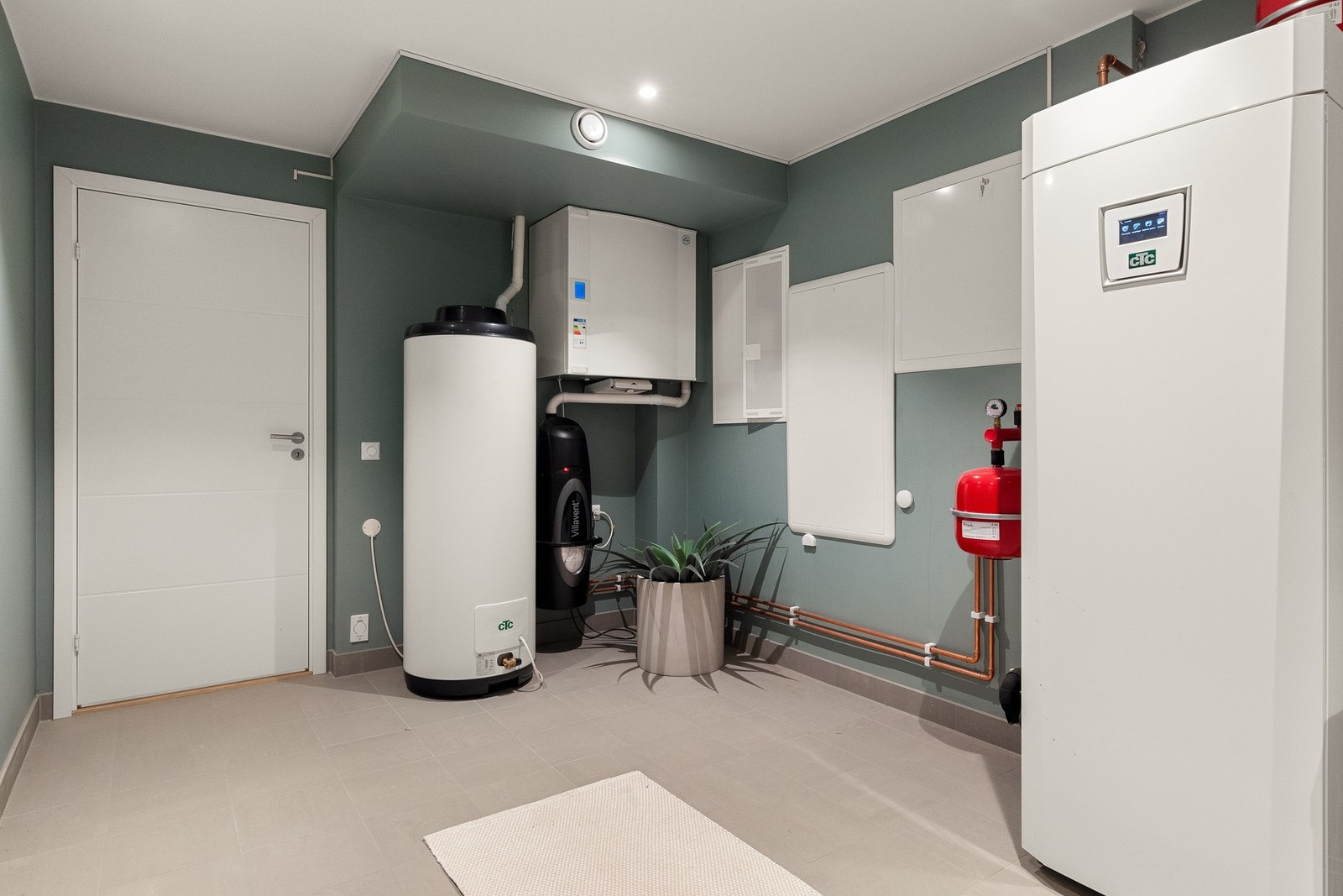 Rommet inneholder stasjon for sentralstøvsuger og varmvannsbereder på 282 liter med produksjonsår 2019 Galleribilde