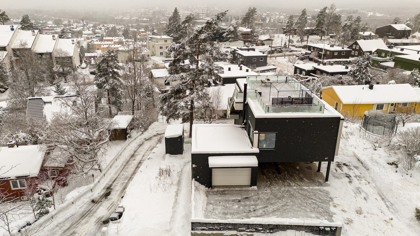 Parkering i garasje som er integrert i bygningen med ekstern adkomst (dør og garasjeport) på ca. 28 m² Galleribilde
