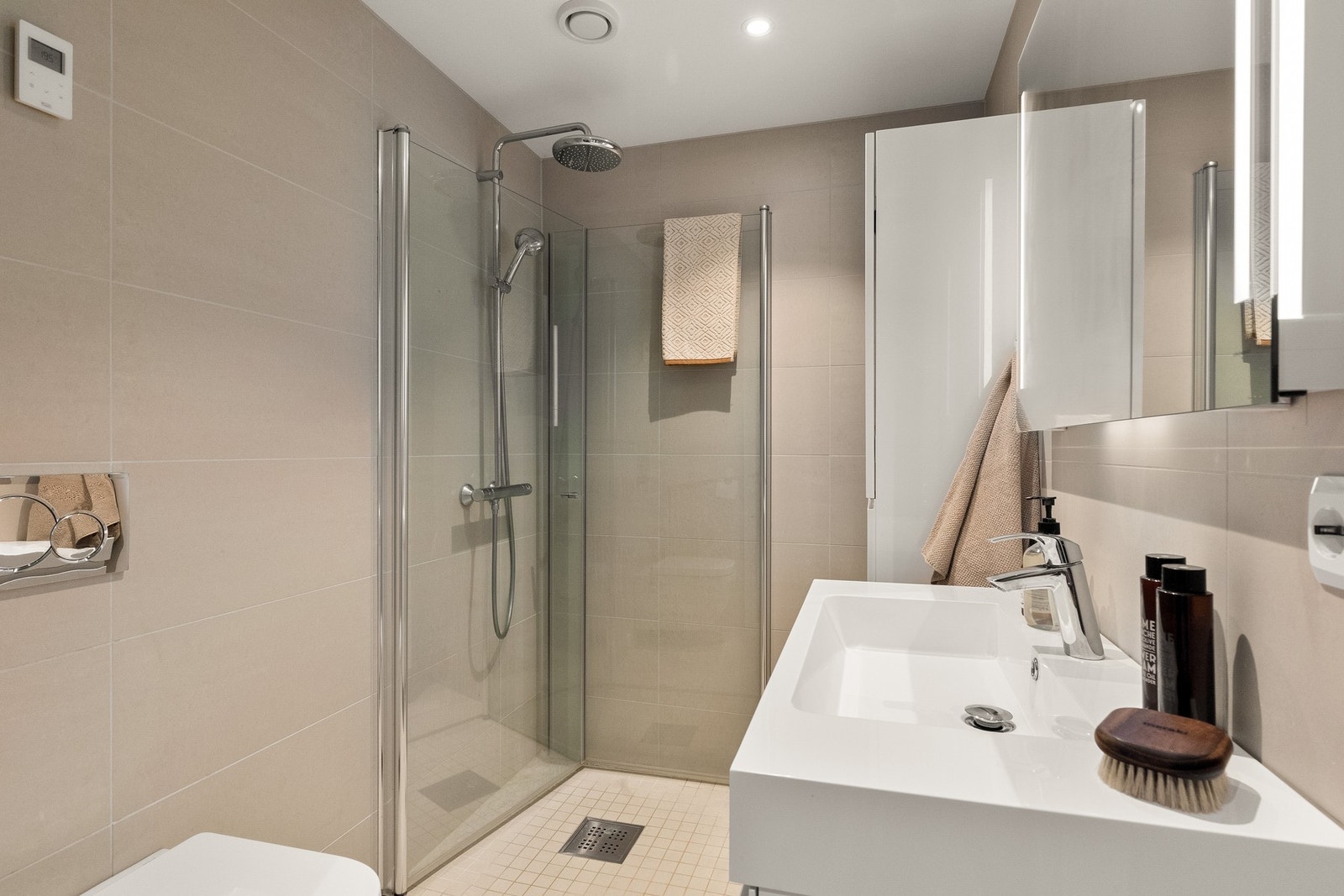 Innbydende og tidløst baderom med flislagt gulv og flislagte vegger fra byggeåret (2020) Galleribilde