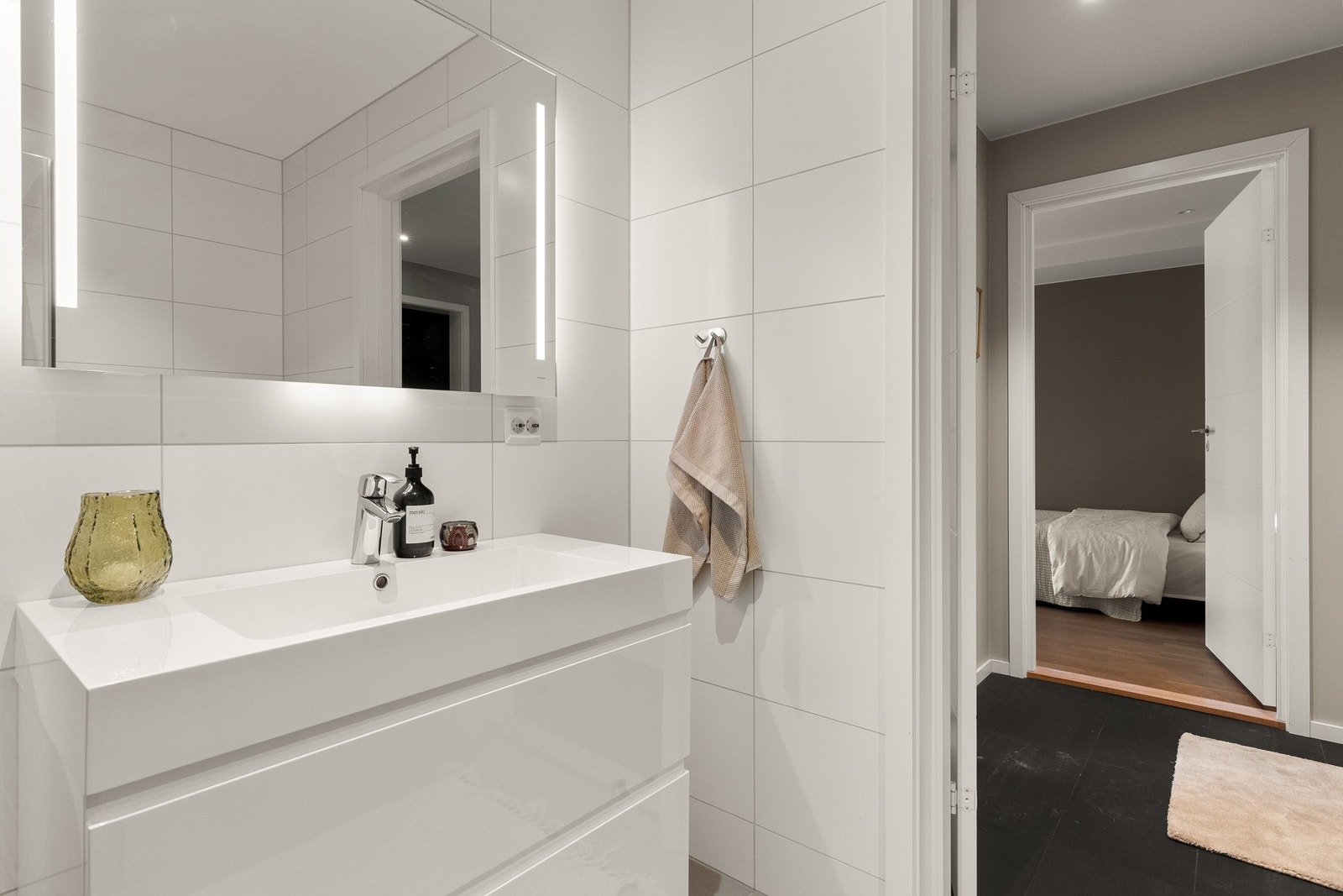 Rommet har balansert ventilasjon med avtrekksventil i himling og tilluft via luftespalte ved terskel Galleribilde