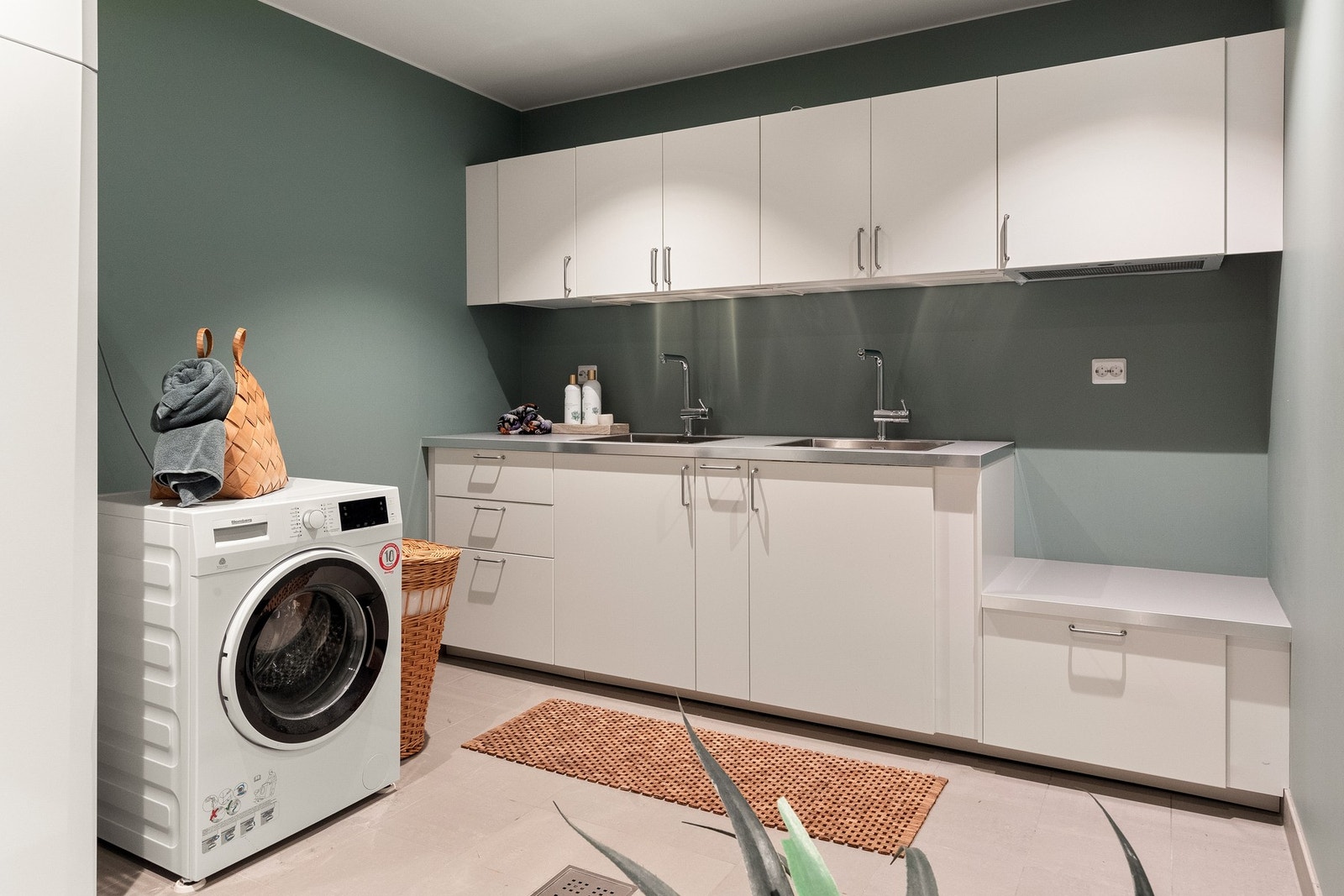 Praktisk flislagt vaskerom med termostatstyrt gulvvarme , her er det god plass til vaskemaskin, tørketrommel og tørkestativ Galleribilde