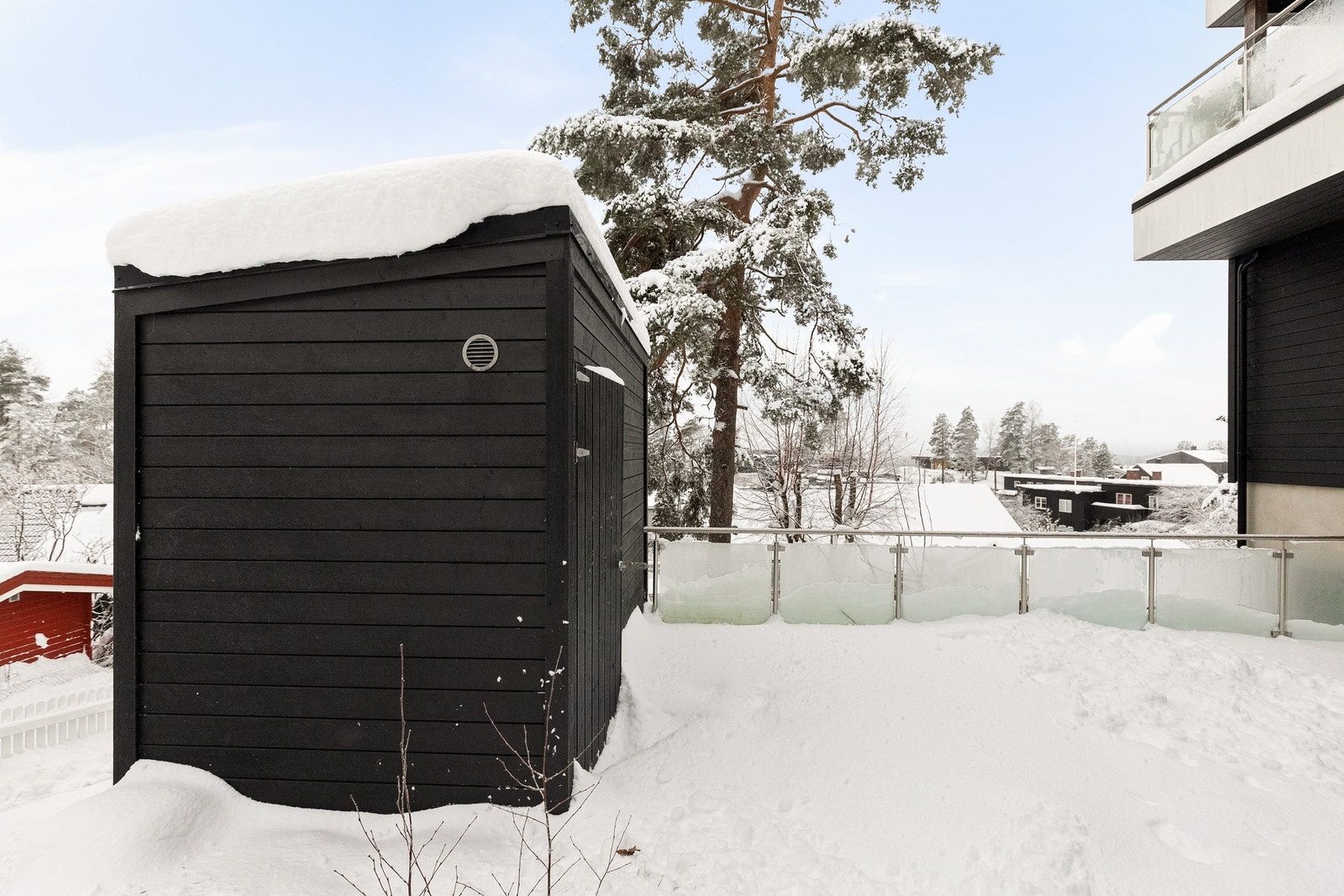 Det er god plass til biler og/eller oppbevaring av sykler, ski og annet i garasje og sportsbod Galleribilde