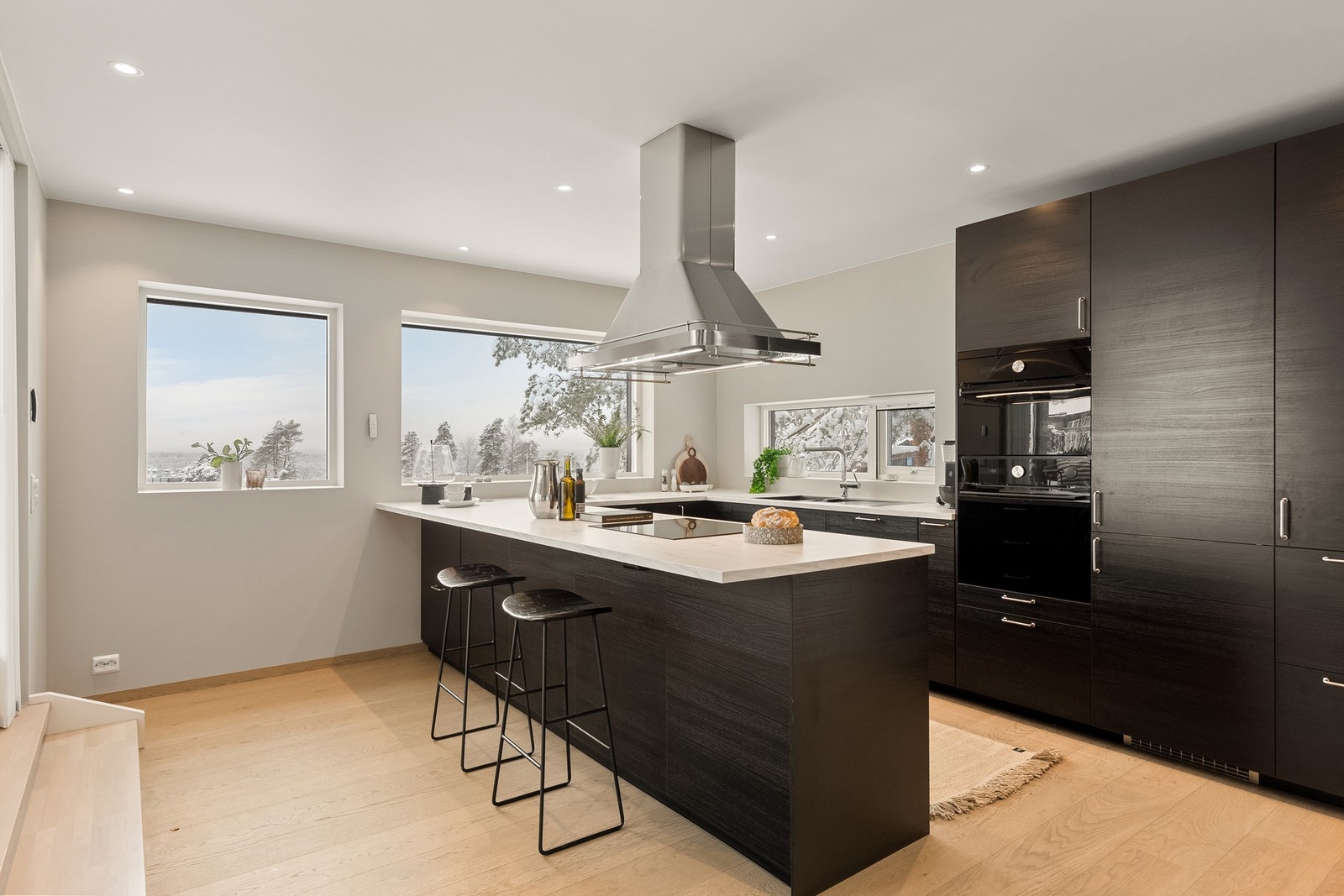 Boligen har en stor kjøkkensone med romslig halvøy mot spisestuen Galleribilde