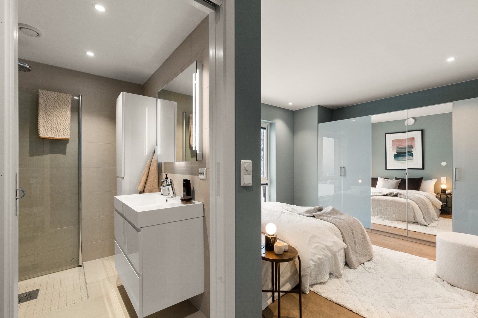 Soverommet har skyvedør mot baderom og stue for optimalisering av plass Galleribilde