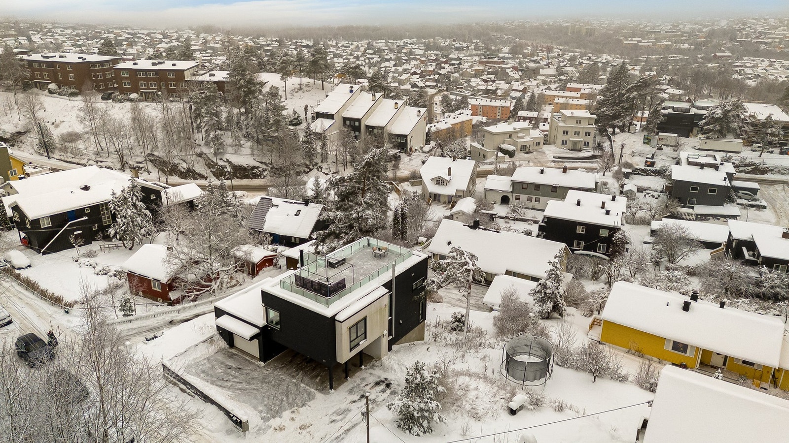 2 biloppstillingsplasser i overbygd carport på ca. 35 m² utenfor inngangsparti Galleribilde